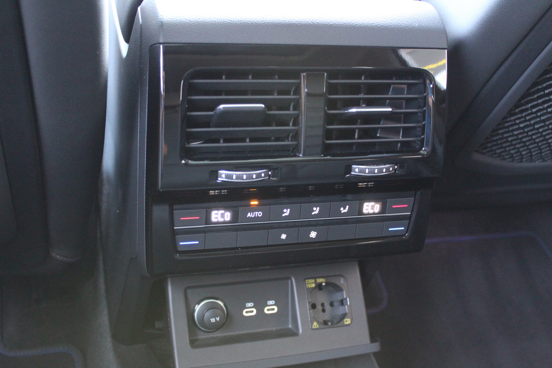 VW Touareg 3.0 TSI eHybrid R Tiptronic-image-27