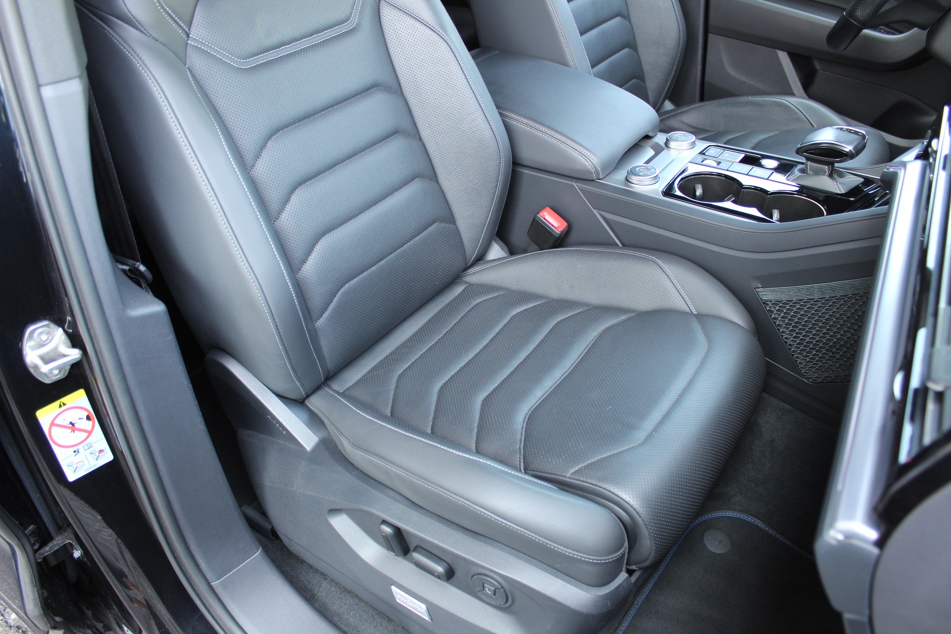VW Touareg 3.0 TSI eHybrid R Tiptronic-image-12