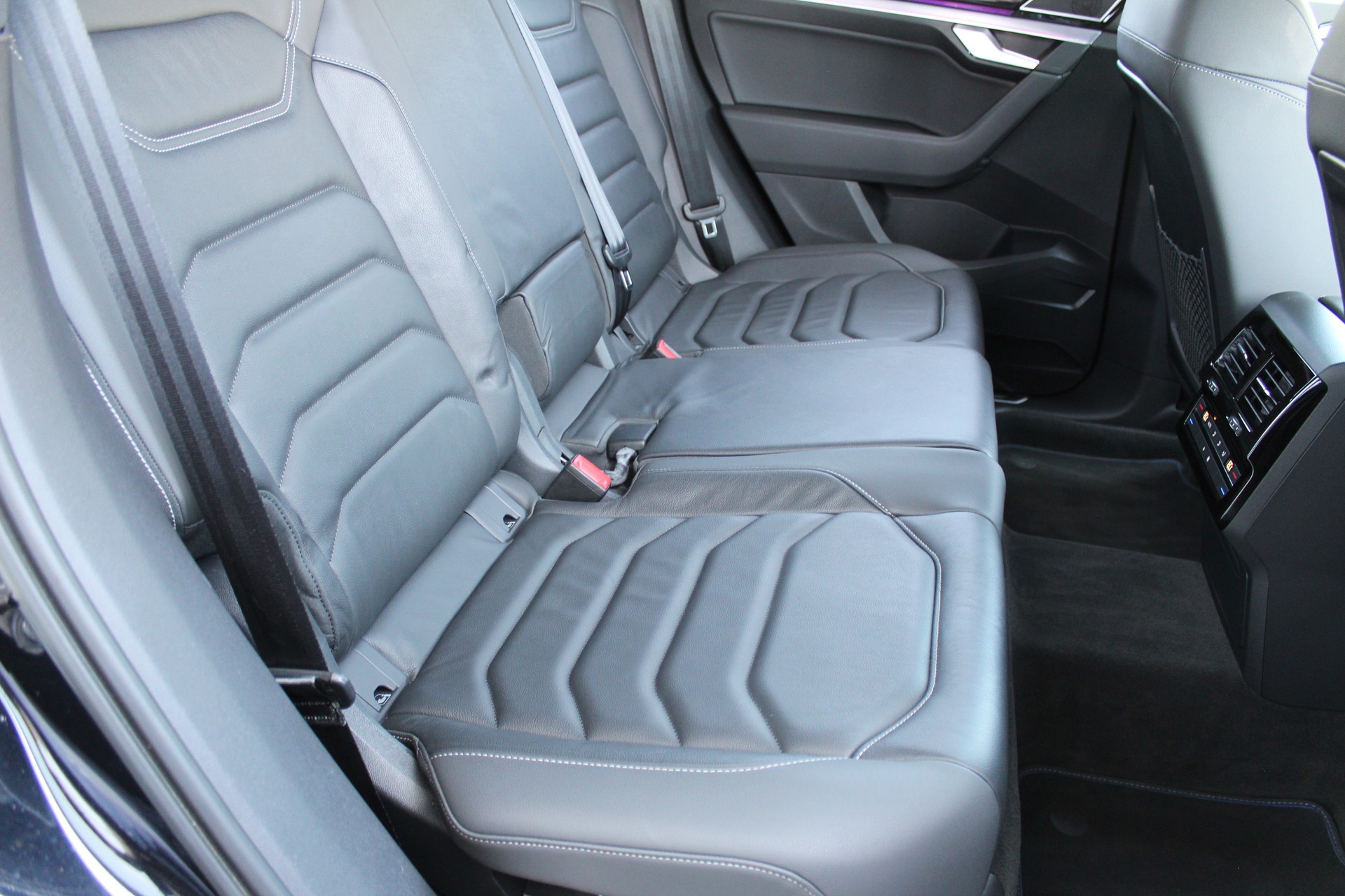 VW Touareg 3.0 TSI eHybrid R Tiptronic-image-13