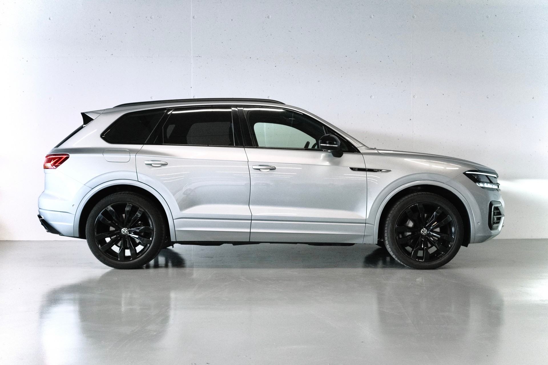 VW Touareg 3.0 TDI R-LINE | CH-FZG | INFRAROT-KAMERA | AHK | STANDHEIZUNG | MASSAGESITZE-image-3