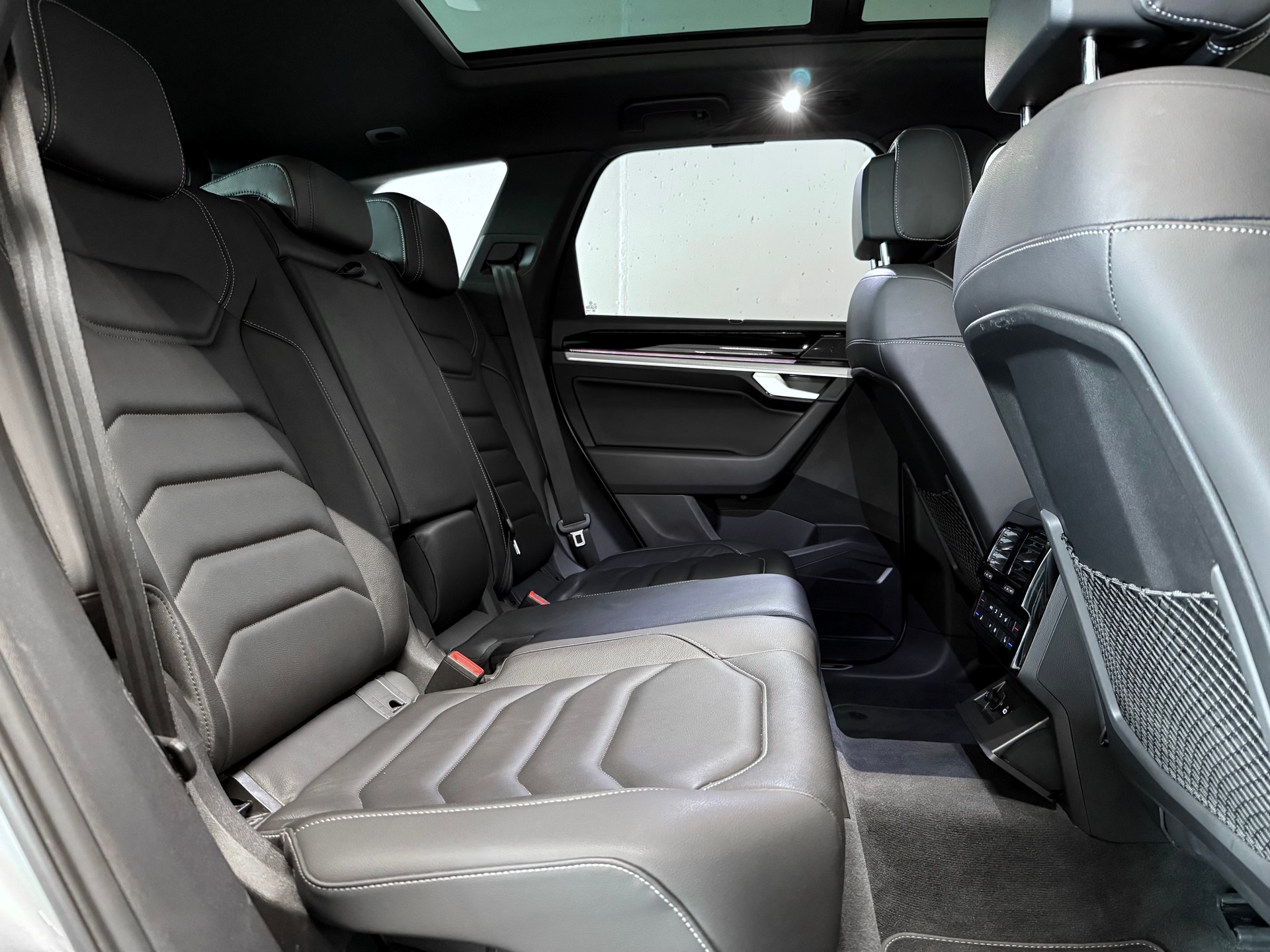 VW Touareg 3.0 TDI R-LINE | CH-FZG | INFRAROT-KAMERA | AHK | STANDHEIZUNG | MASSAGESITZE-image-14