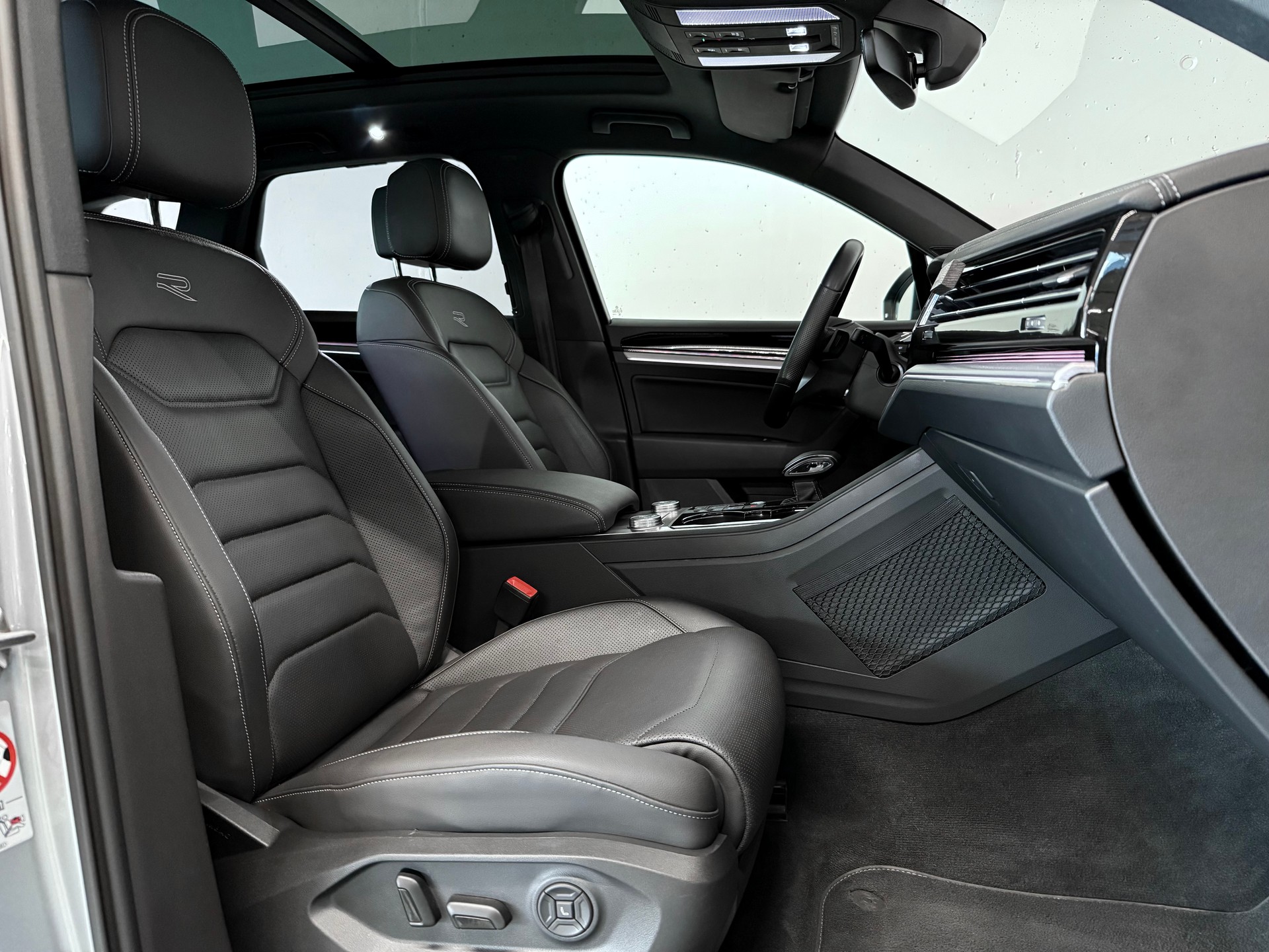 VW Touareg 3.0 TDI R-LINE | CH-FZG | INFRAROT-KAMERA | AHK | STANDHEIZUNG | MASSAGESITZE-image-10