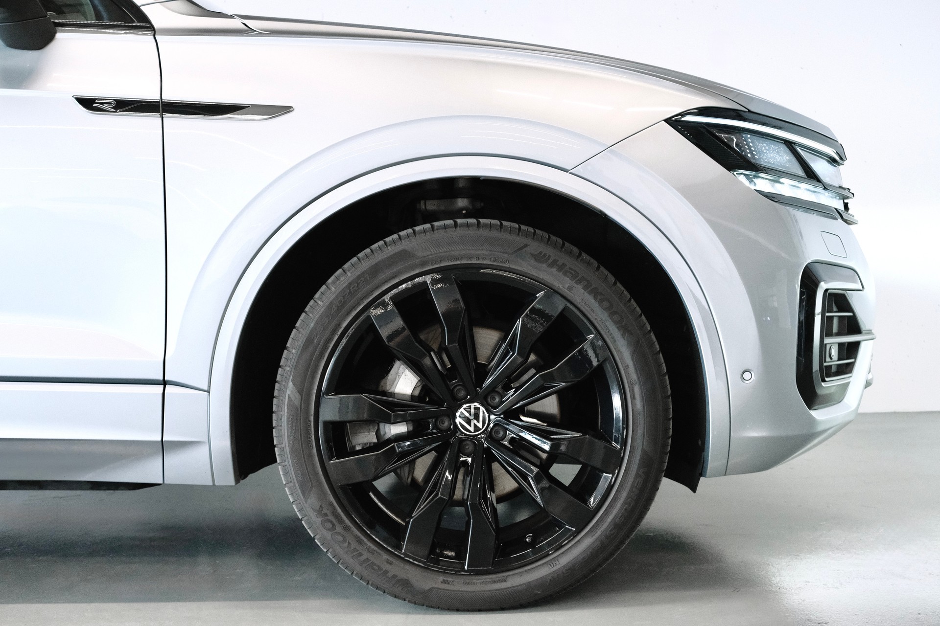 VW Touareg 3.0 TDI R-LINE | CH-FZG | INFRAROT-KAMERA | AHK | STANDHEIZUNG | MASSAGESITZE-image-4