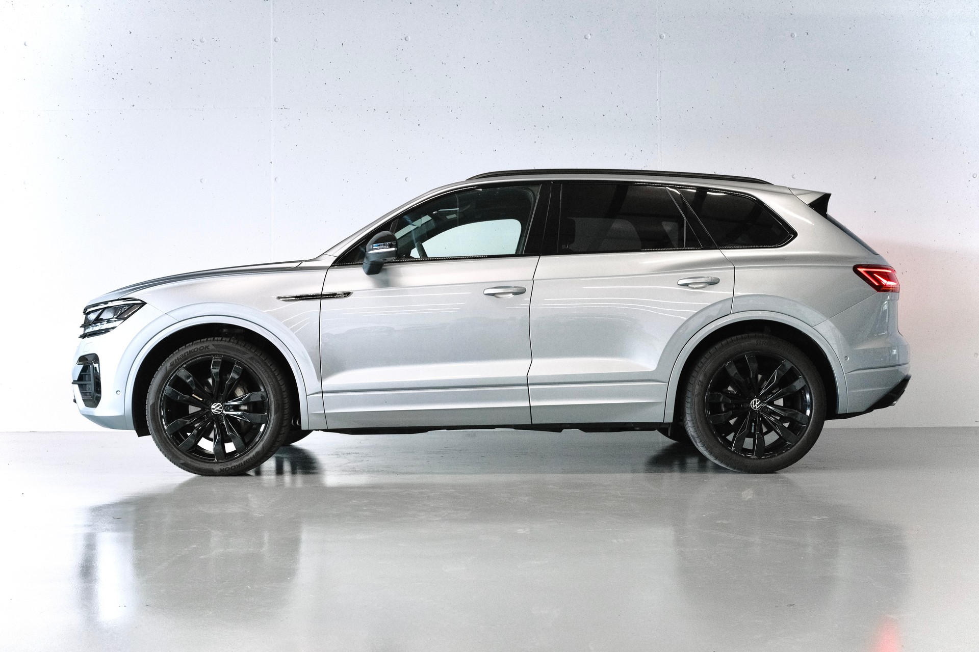 VW Touareg 3.0 TDI R-LINE | CH-FZG | INFRAROT-KAMERA | AHK | STANDHEIZUNG | MASSAGESITZE-image-1