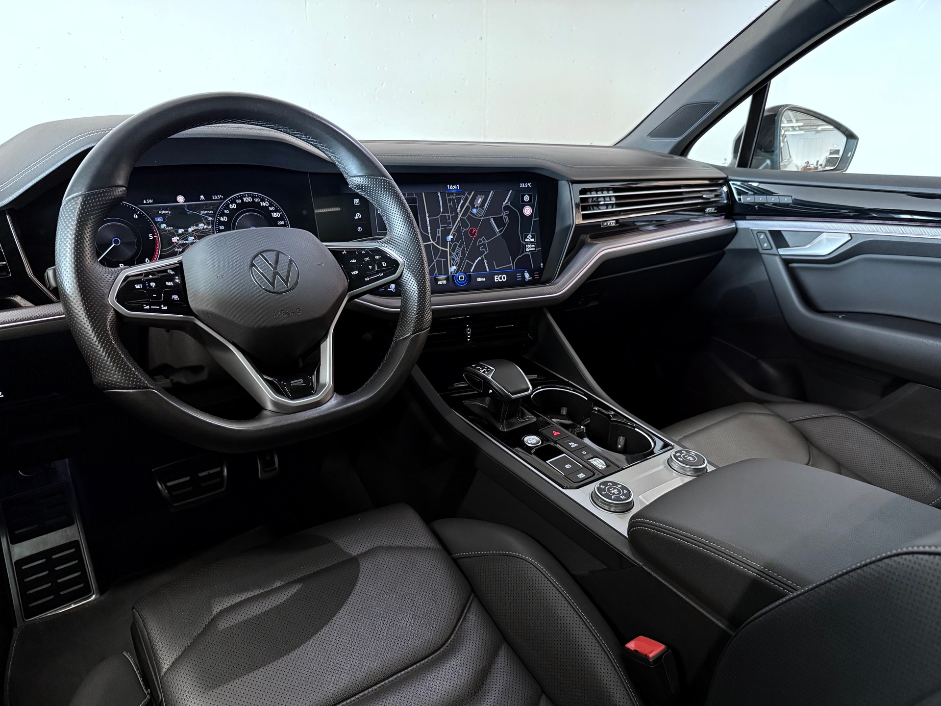 VW Touareg 3.0 TDI R-LINE | CH-FZG | INFRAROT-KAMERA | AHK | STANDHEIZUNG | MASSAGESITZE-image-15