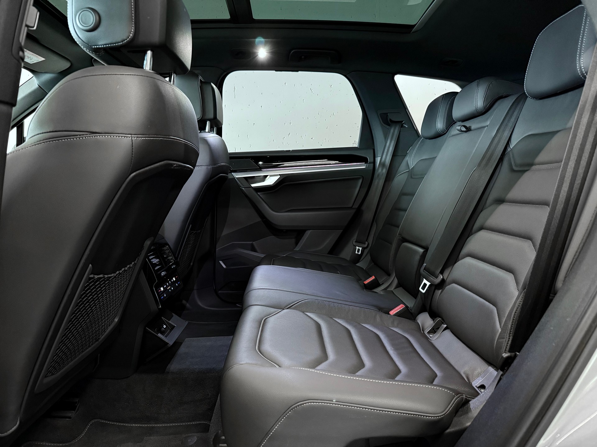 VW Touareg 3.0 TDI R-LINE | CH-FZG | INFRAROT-KAMERA | AHK | STANDHEIZUNG | MASSAGESITZE-image-12