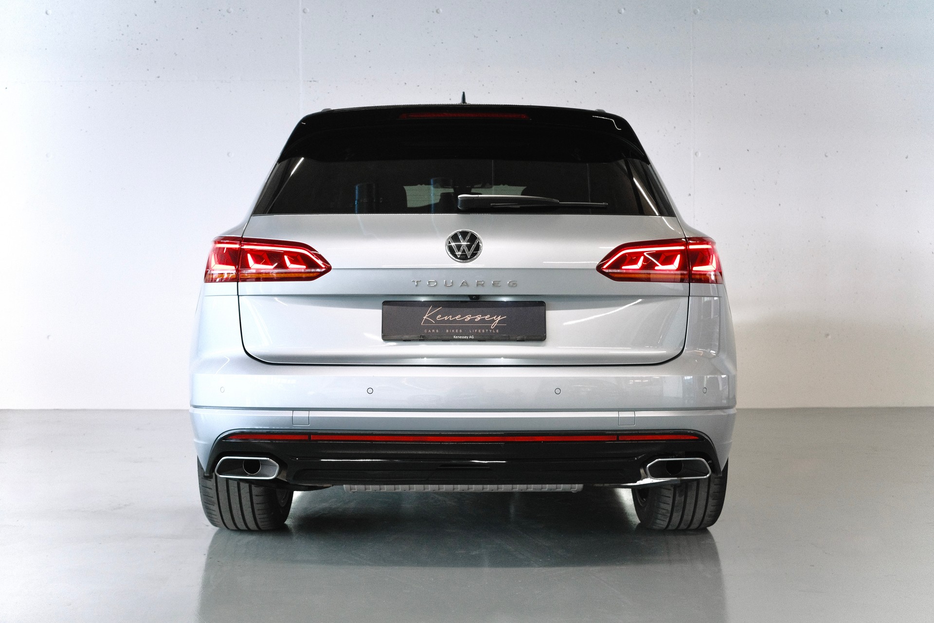 VW Touareg 3.0 TDI R-LINE | CH-FZG | INFRAROT-KAMERA | AHK | STANDHEIZUNG | MASSAGESITZE-image-2