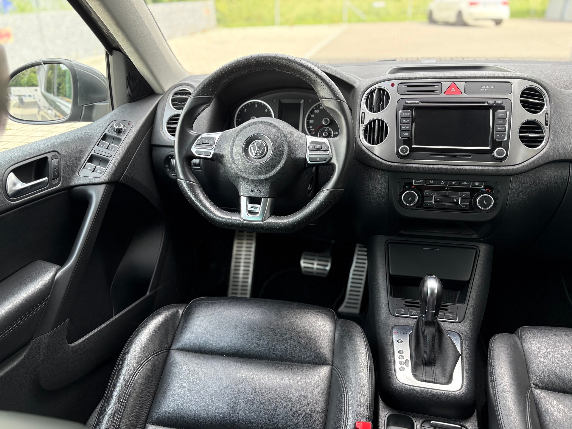 VW Tiguan 2.0 TDI 4Motion DSG R-Line-image-12