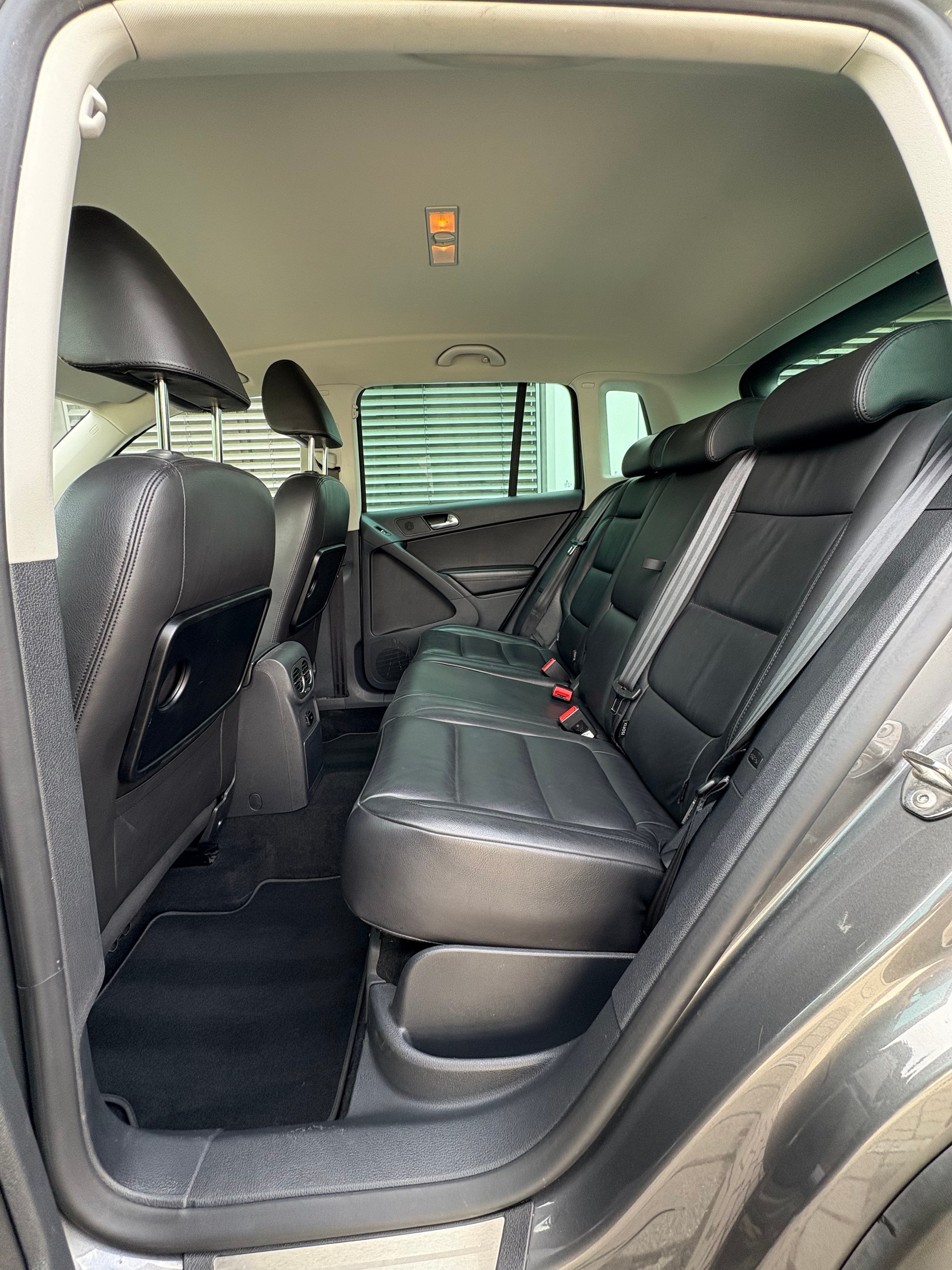 VW Tiguan 2.0 TDI 4Motion DSG R-Line-image-15