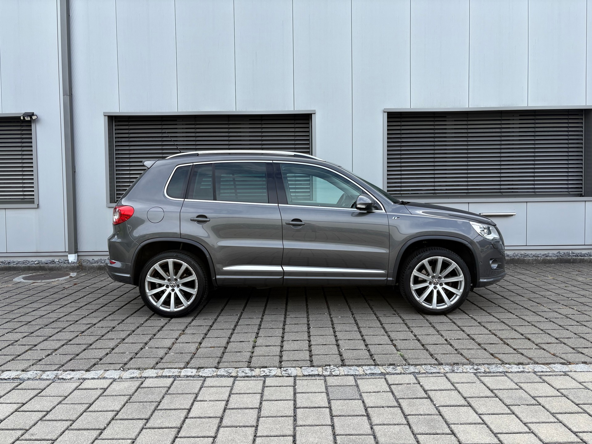 VW Tiguan 2.0 TDI 4Motion DSG R-Line-image-11