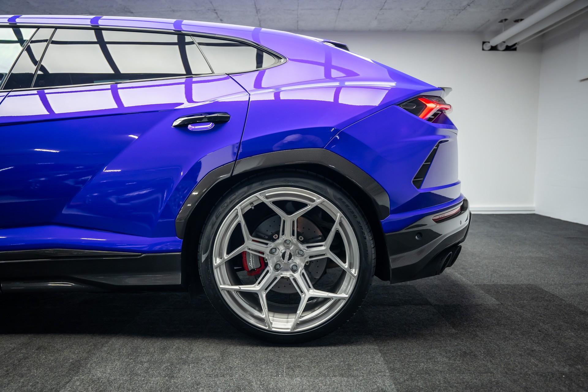 LAMBORGHINI URUS * FULL CARBON INNEN & AUSSEN * 23 ZOLL SCHMIEDERÄDER * LEASING AB 925 *-showroom-element-2