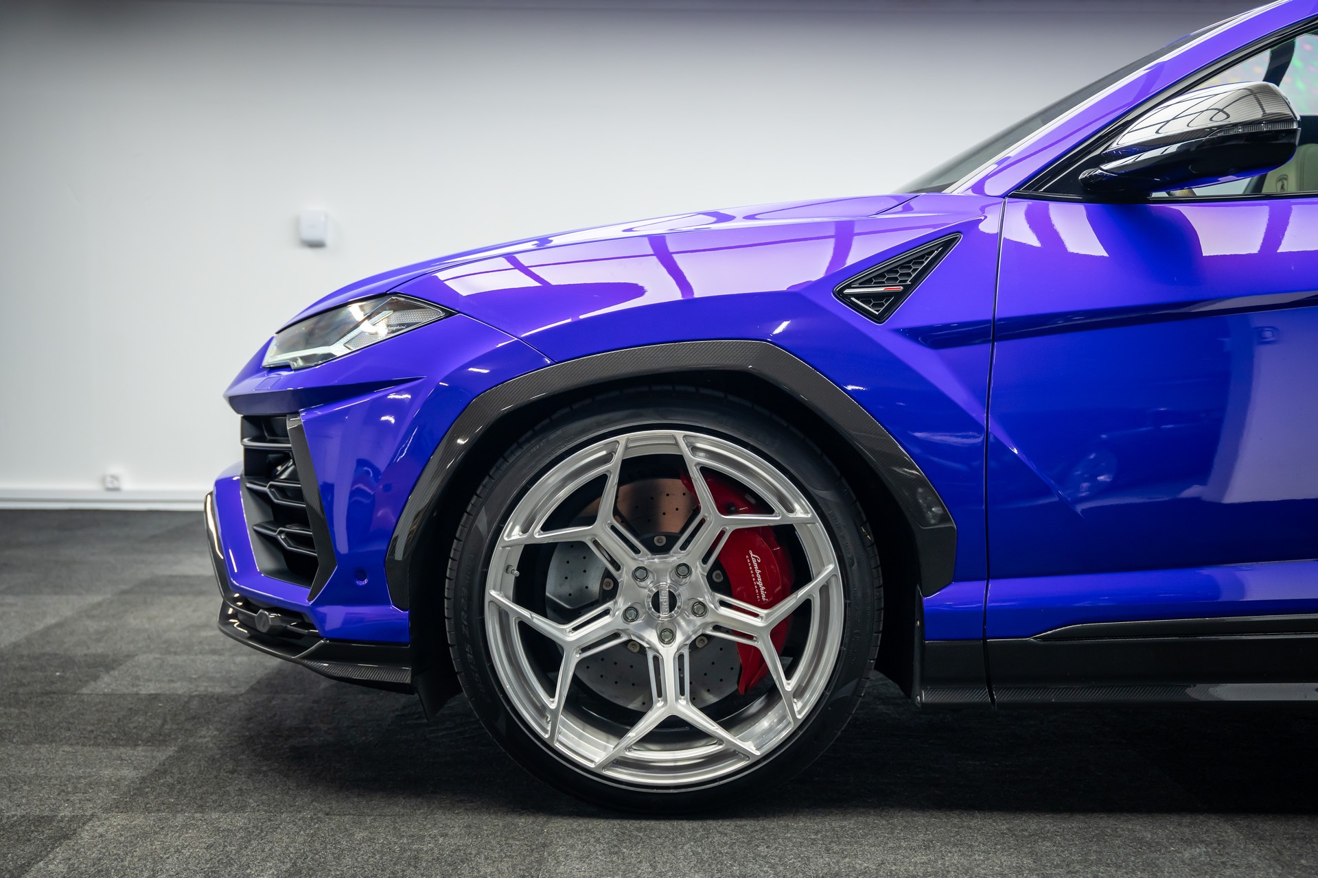 LAMBORGHINI URUS * FULL CARBON INNEN & AUSSEN * 23 ZOLL SCHMIEDERÄDER * LEASING AB 925 *-showroom-element-1