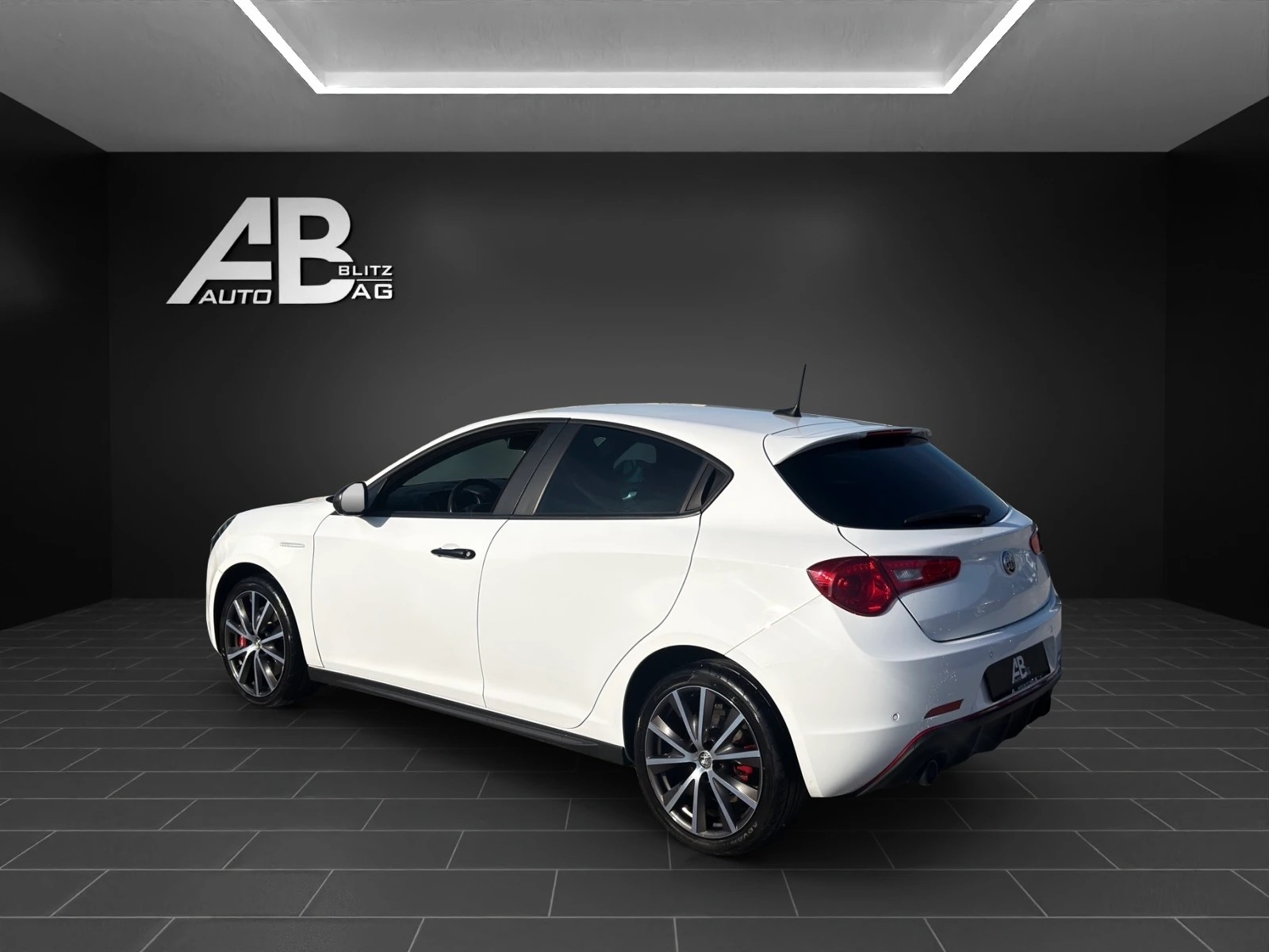 ALFA ROMEO Giulietta 2.0 JTDM Veloce TCT Carbon Edition mit 170 PS-image-2