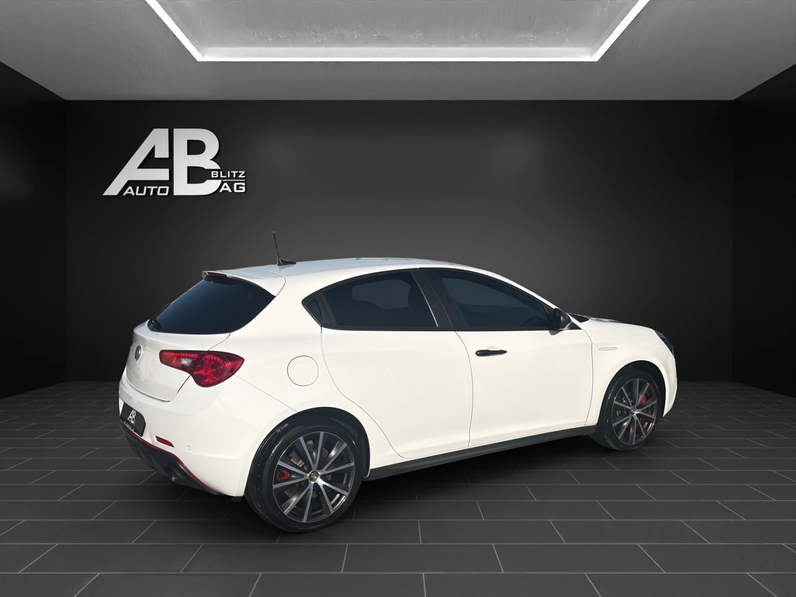 ALFA ROMEO Giulietta 2.0 JTDM Veloce TCT Carbon Edition mit 170 PS-image-4