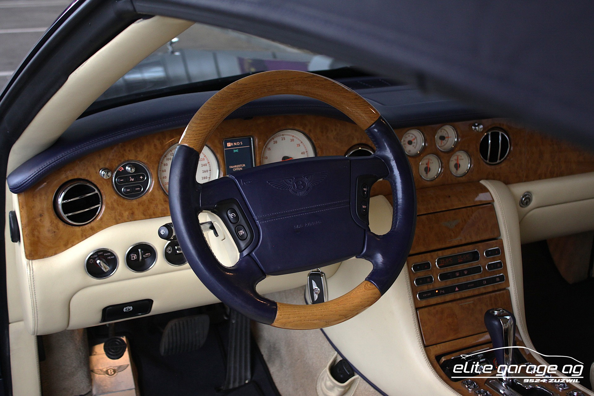 BENTLEY Azure Serie 2-image-14