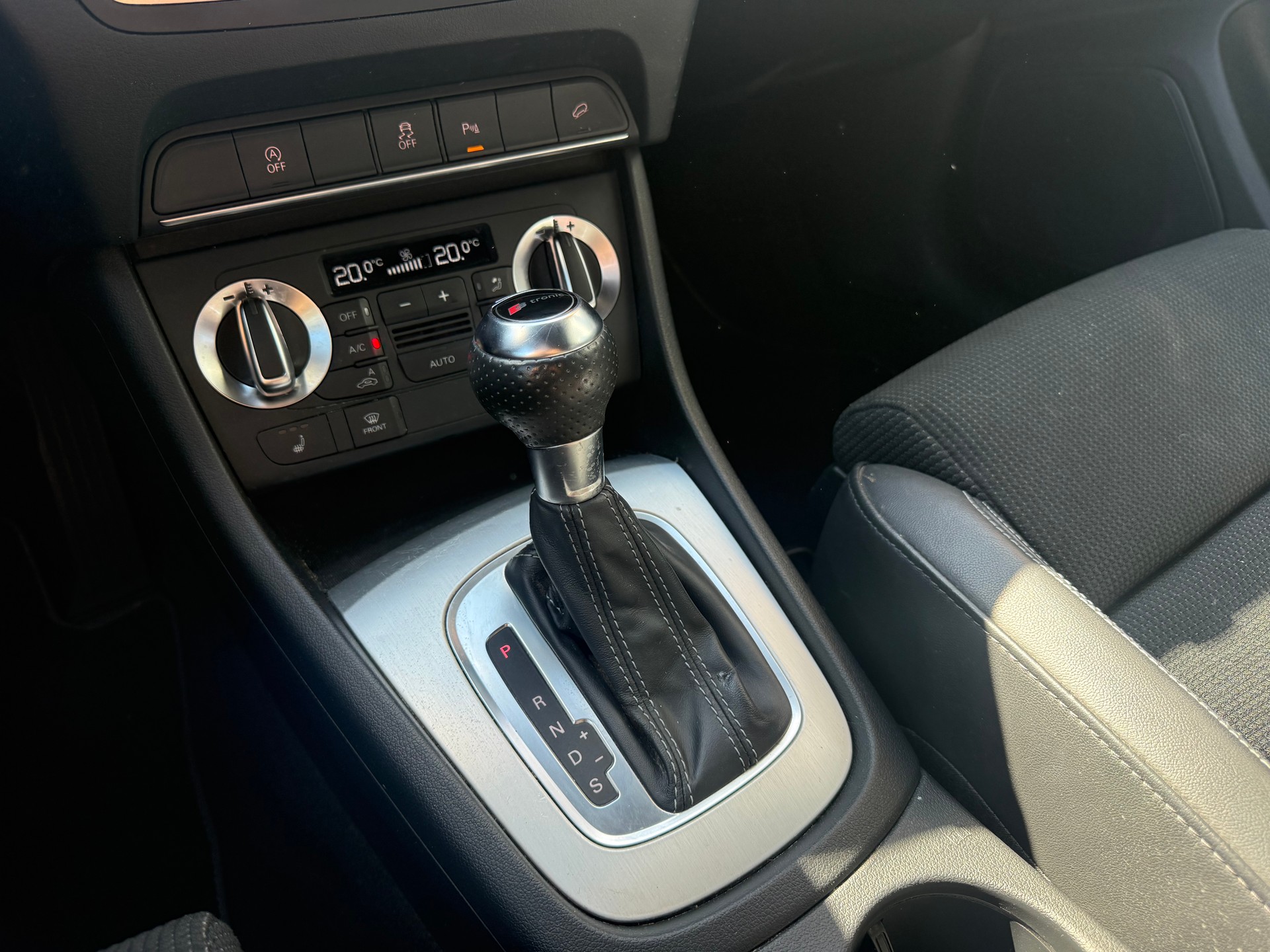 AUDI Q3 2.0 TFSI quattro S-tronic-image-10