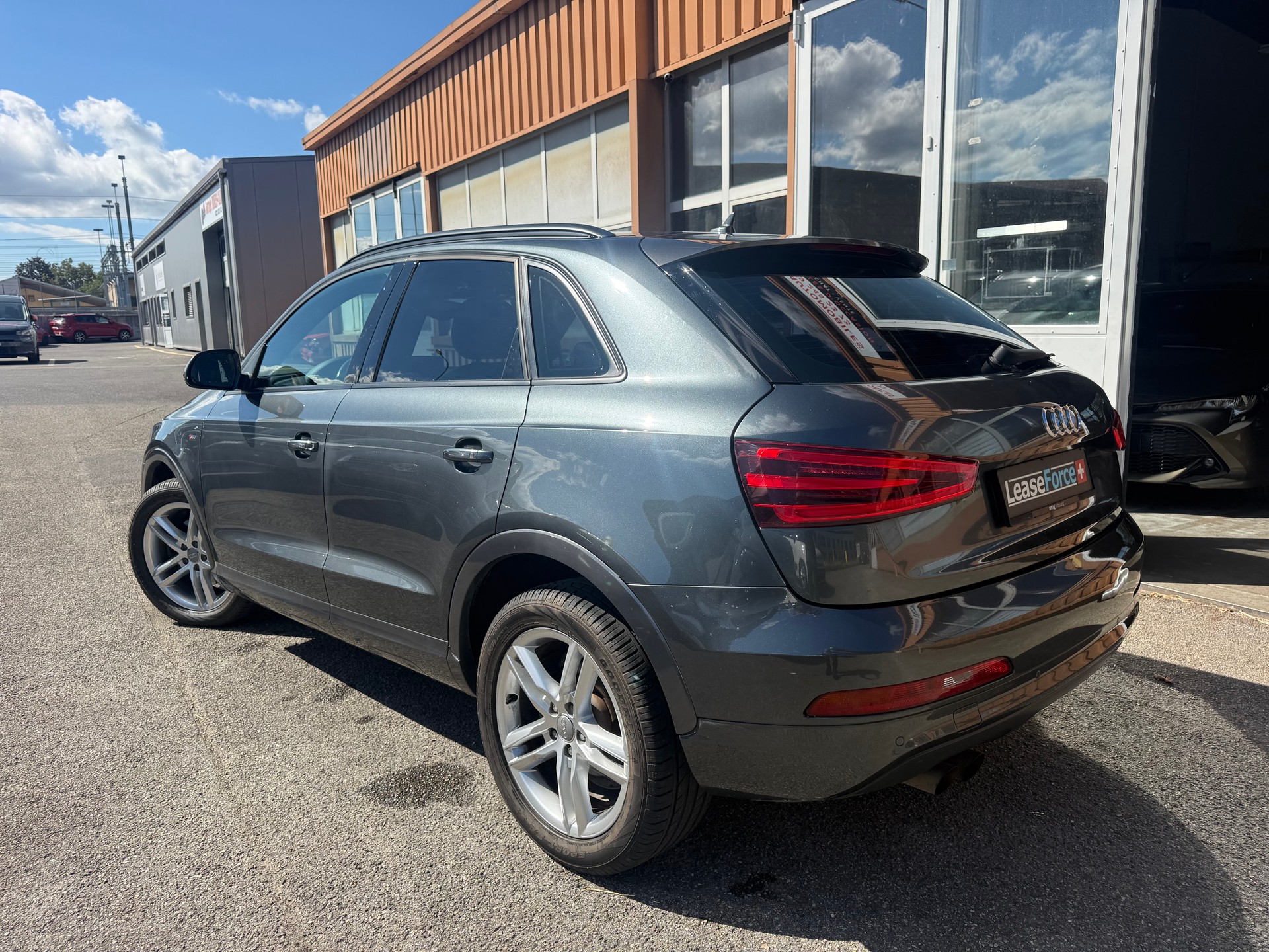 AUDI Q3 2.0 TFSI quattro S-tronic-image-3