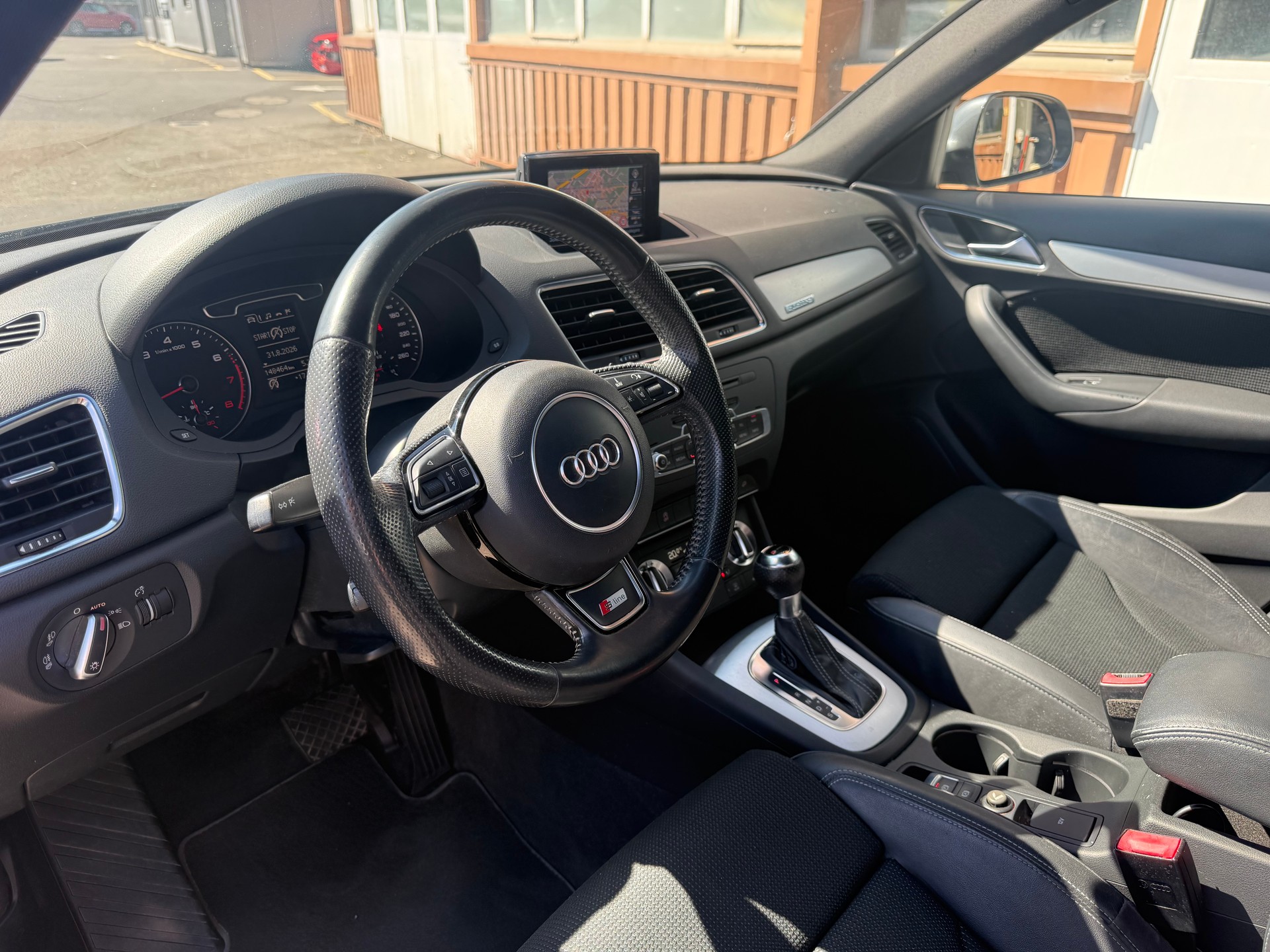 AUDI Q3 2.0 TFSI quattro S-tronic-image-4