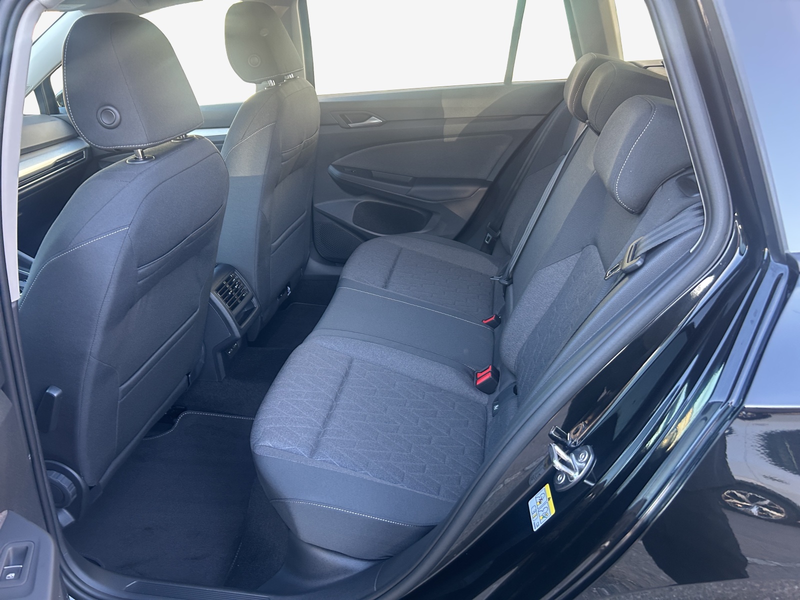 VW Golf Variant 1.5 eTSI mHEV Life DSG-image-11