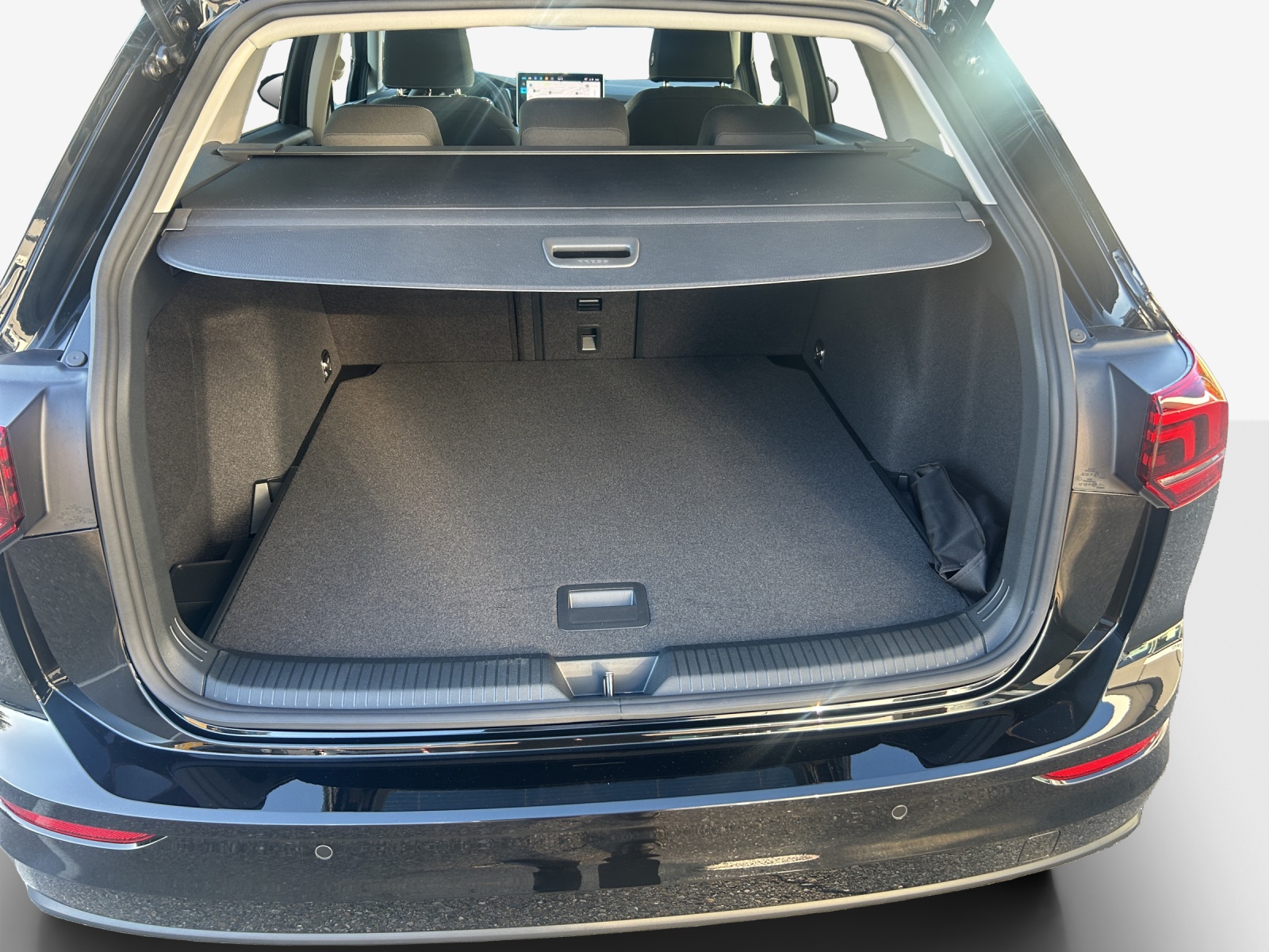 VW Golf Variant 1.5 eTSI mHEV Life DSG-image-12