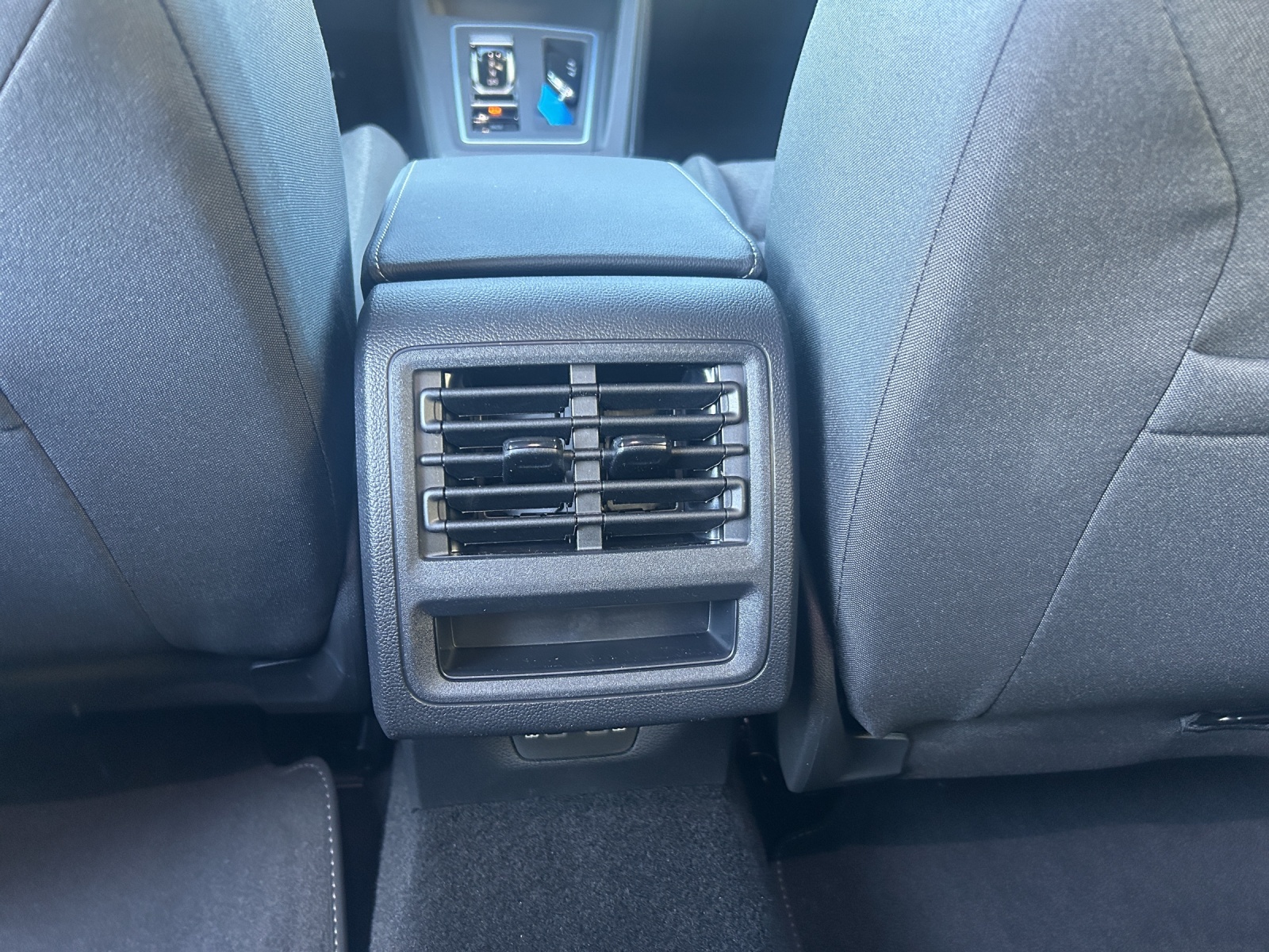 VW Golf Variant 1.5 eTSI mHEV Life DSG-image-10