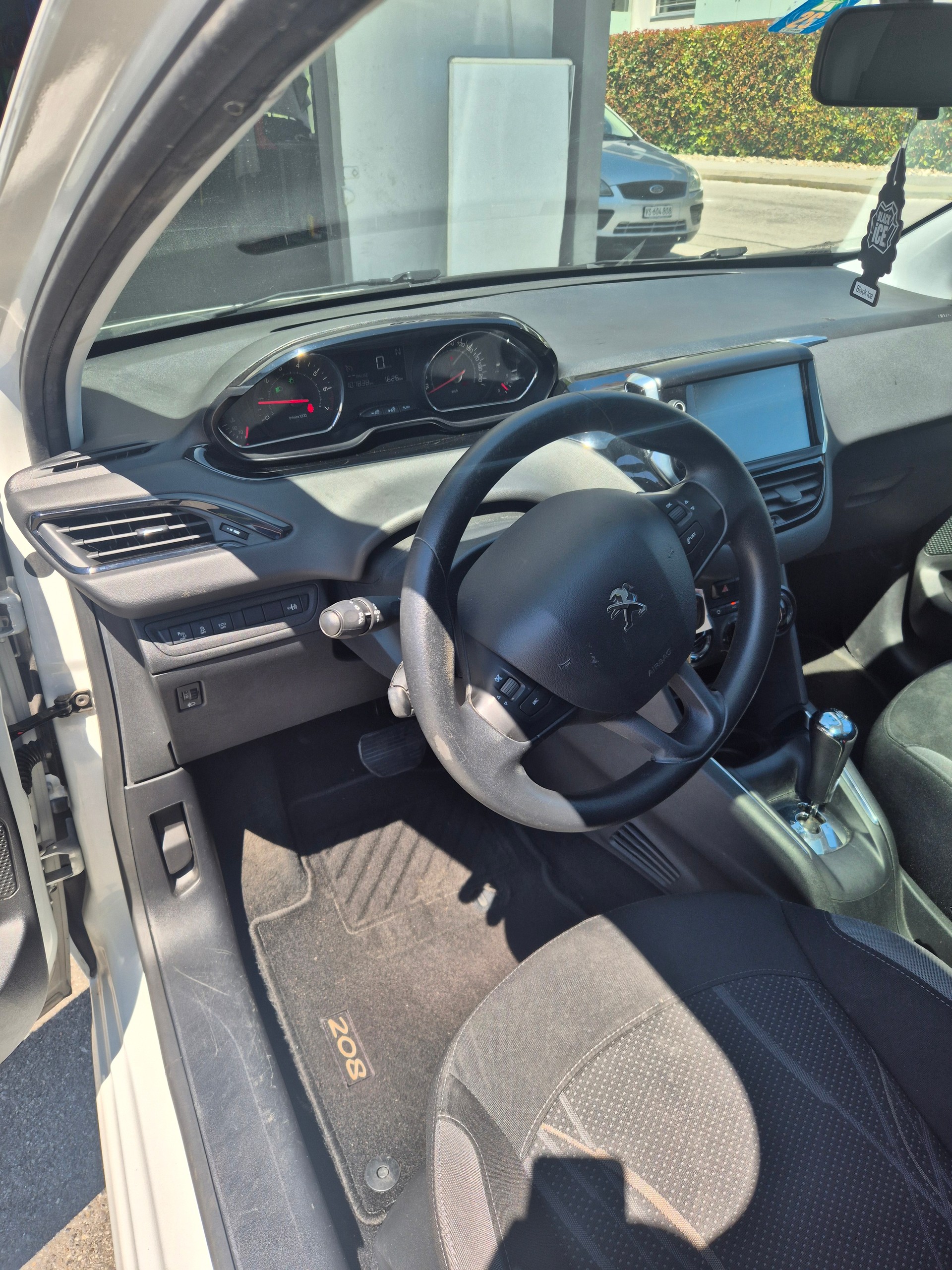 PEUGEOT 208 1.2 e-VTI Active EGS5-image-4