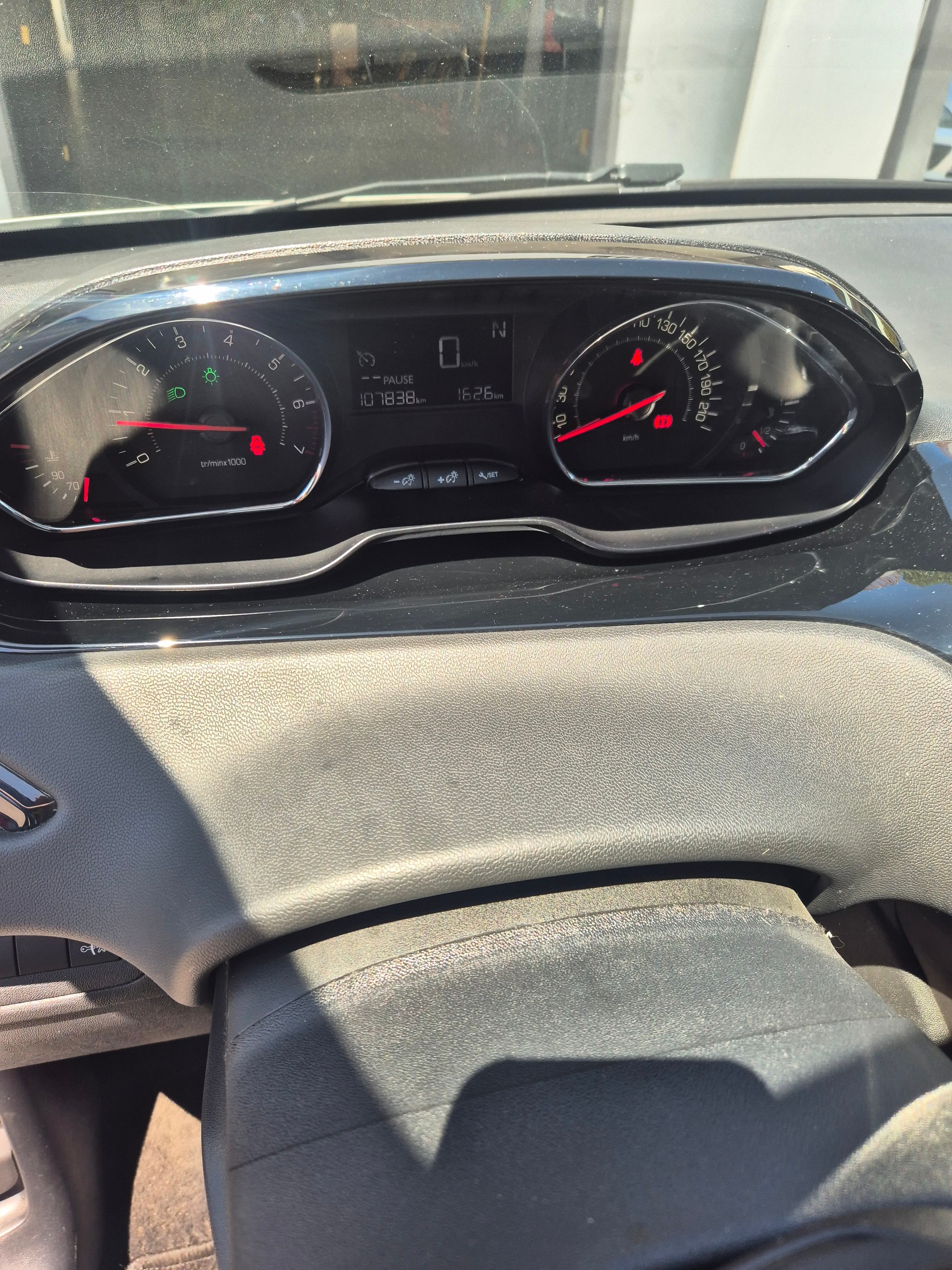 PEUGEOT 208 1.2 e-VTI Active EGS5-image-5