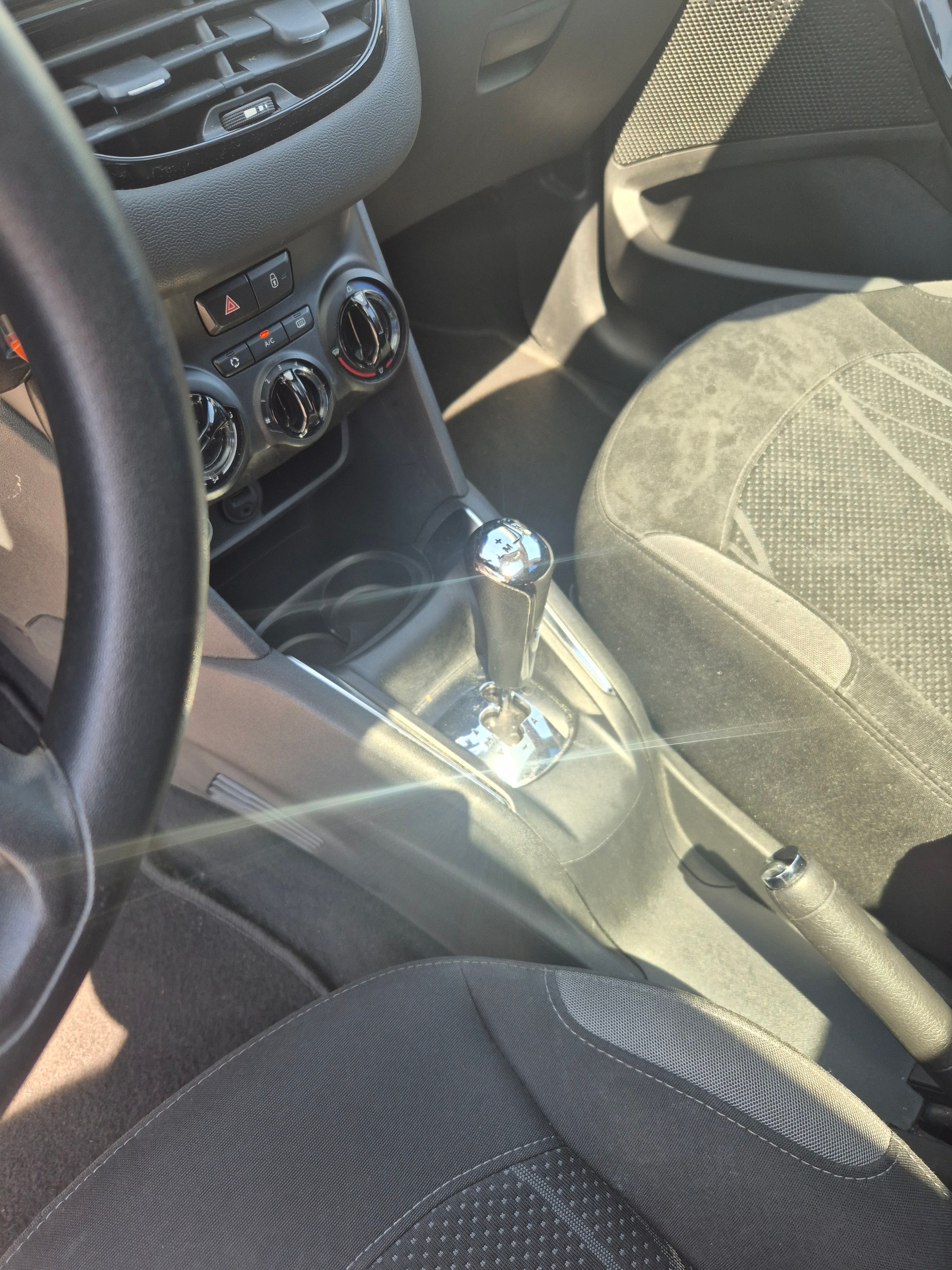 PEUGEOT 208 1.2 e-VTI Active EGS5-image-6