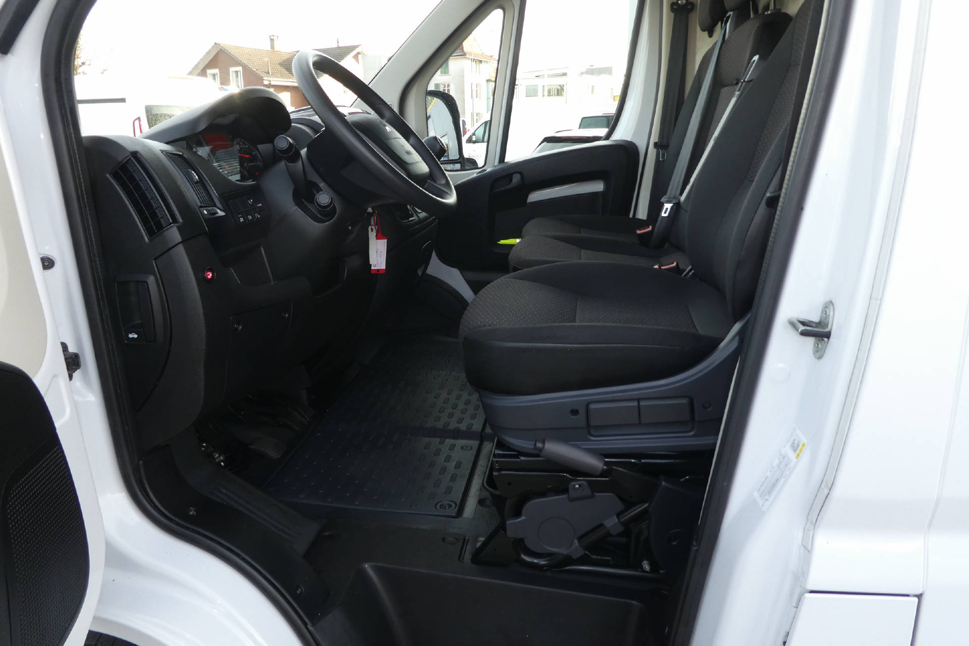 PEUGEOT Boxer Kaw. 335 L2H2 2.2 BlueHDi 140 Premium S/S* Hebebühne * Nutzlast von 1'160KG * Inkl. Garantie*-image-10