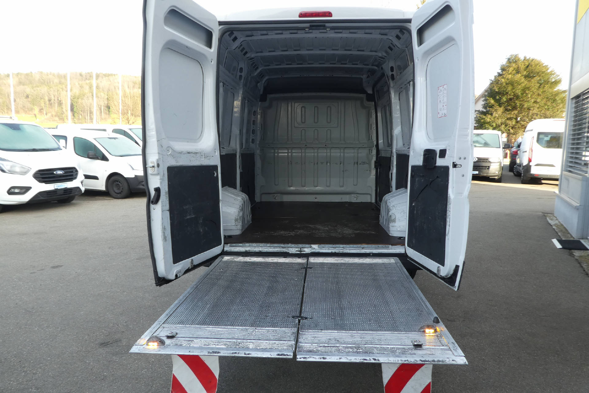 PEUGEOT Boxer Kaw. 335 L2H2 2.2 BlueHDi 140 Premium S/S* Hebebühne * Nutzlast von 1'160KG * Inkl. Garantie*-showroom-element-1