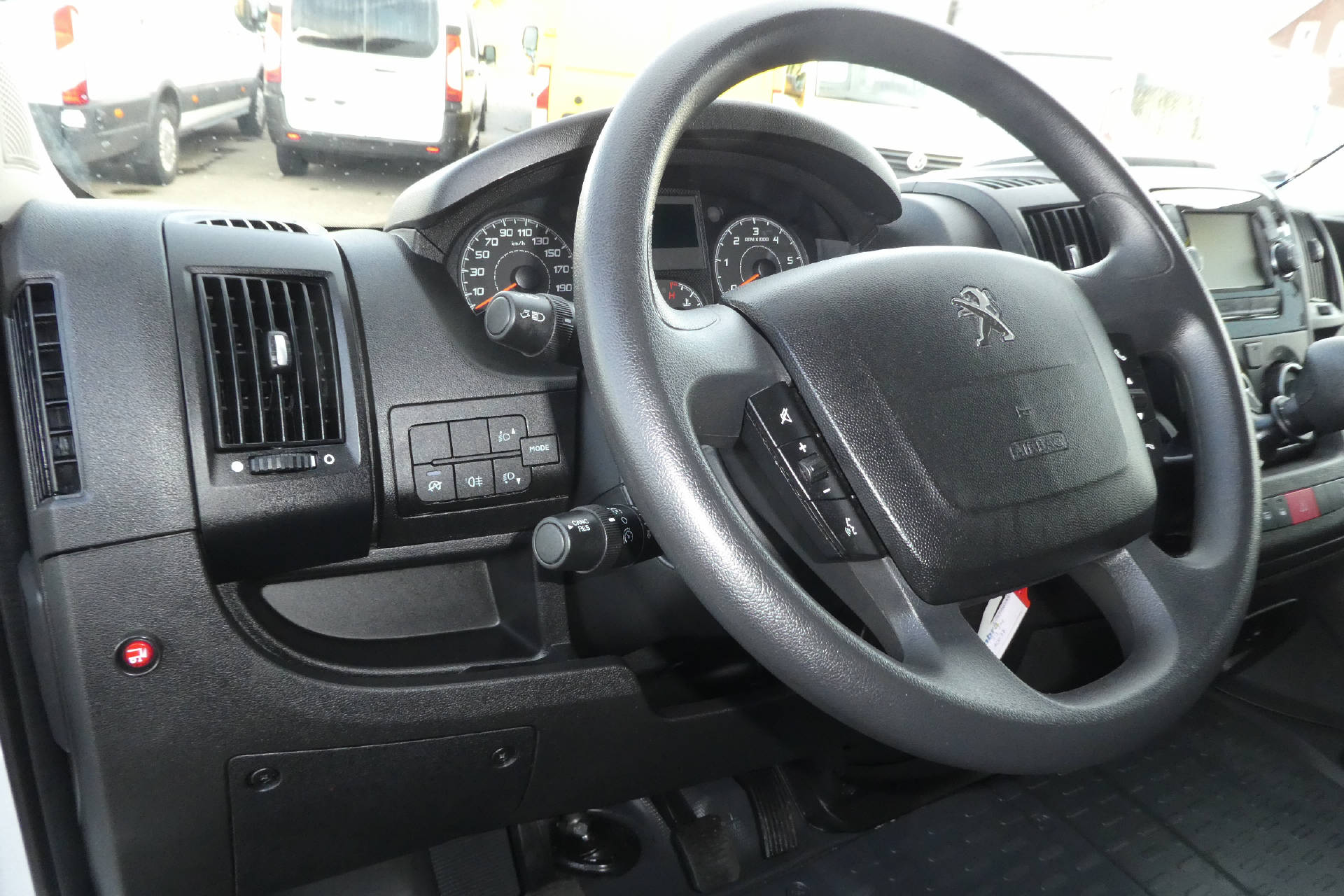 PEUGEOT Boxer Kaw. 335 L2H2 2.2 BlueHDi 140 Premium S/S* Hebebühne * Nutzlast von 1'160KG * Inkl. Garantie*-image-9