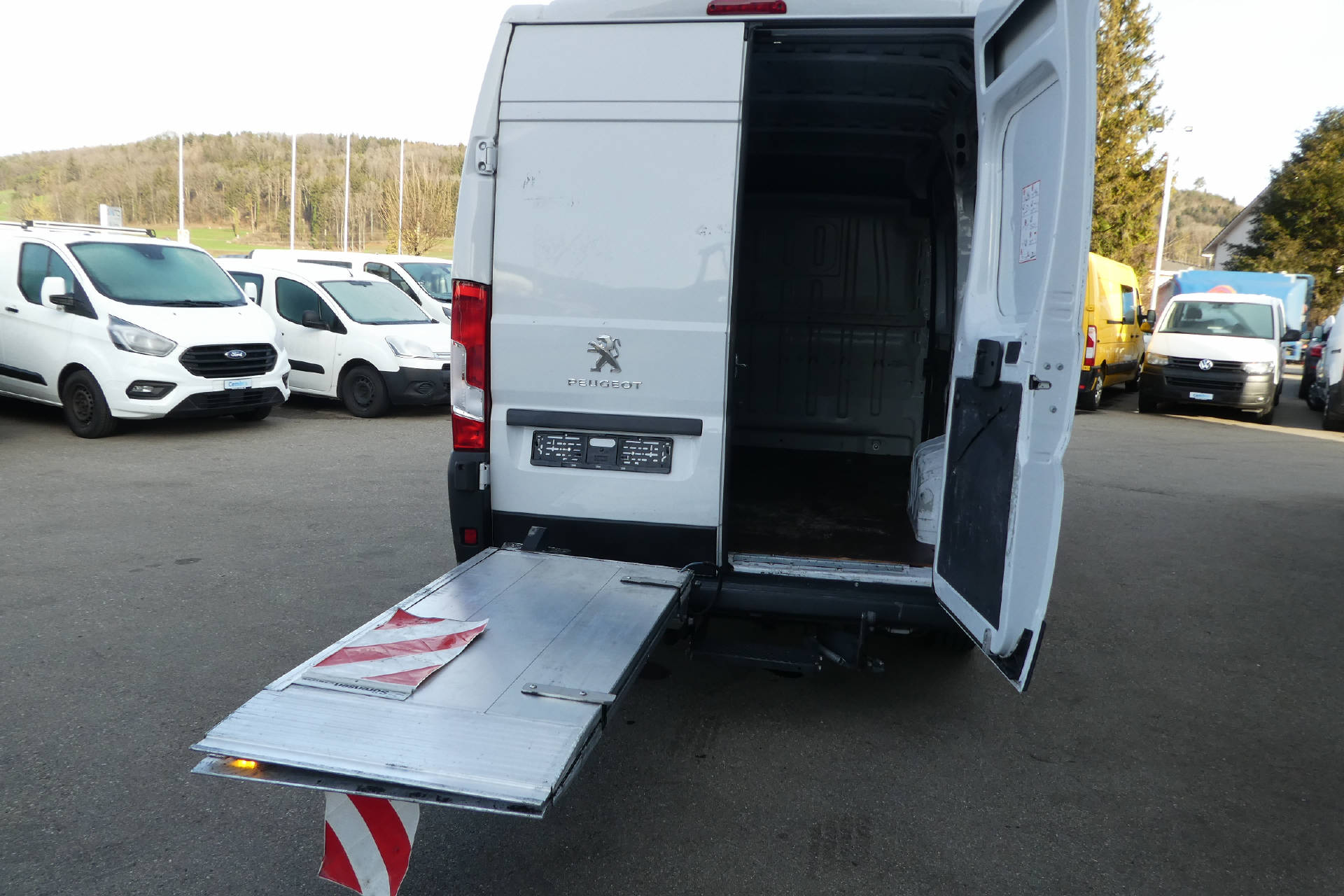 PEUGEOT Boxer Kaw. 335 L2H2 2.2 BlueHDi 140 Premium S/S* Hebebühne * Nutzlast von 1'160KG * Inkl. Garantie*-showroom-element-2