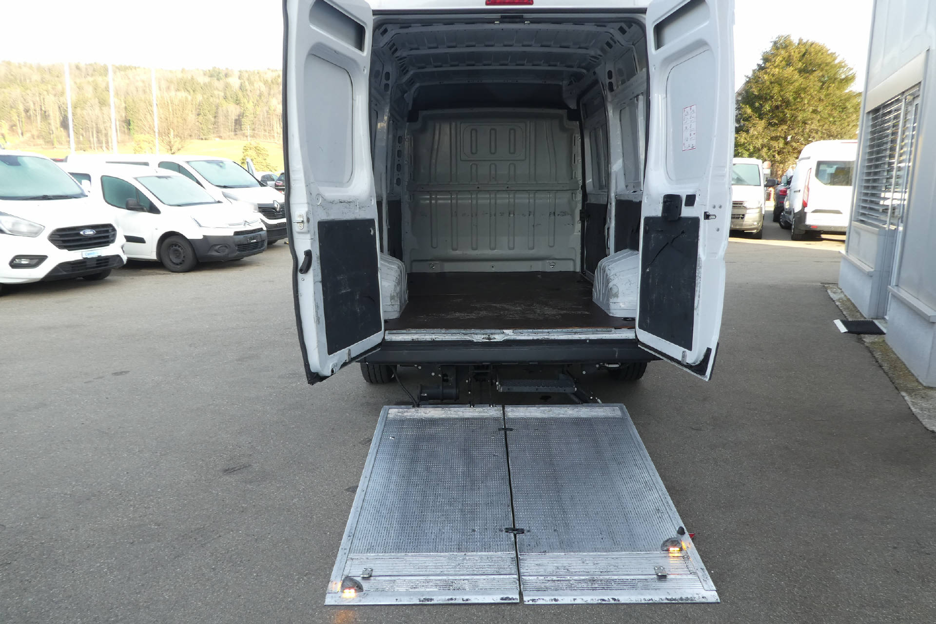 PEUGEOT Boxer Kaw. 335 L2H2 2.2 BlueHDi 140 Premium S/S* Hebebühne * Nutzlast von 1'160KG * Inkl. Garantie*