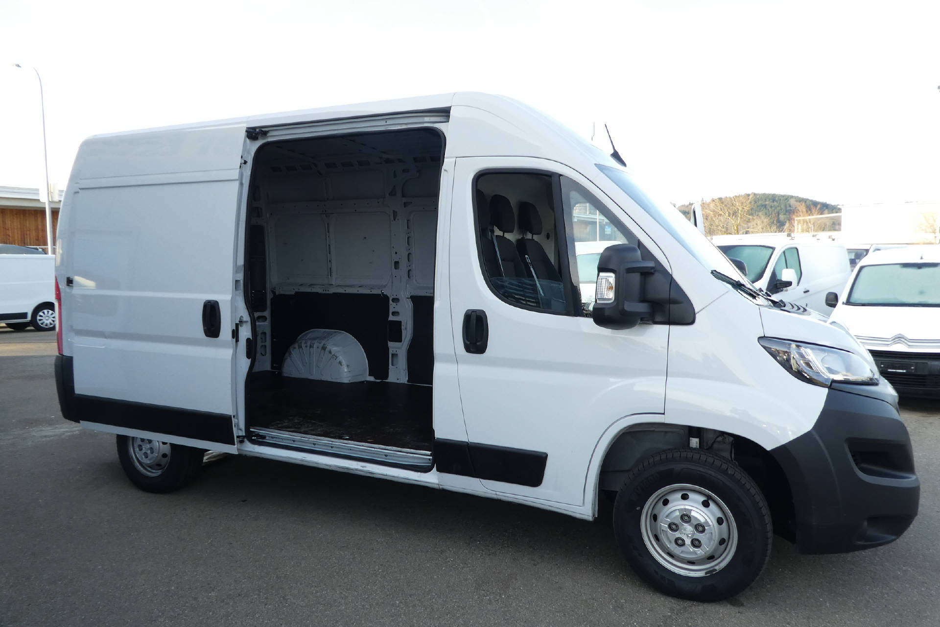 PEUGEOT Boxer Kaw. 335 L2H2 2.2 BlueHDi 140 Premium S/S* Hebebühne * Nutzlast von 1'160KG * Inkl. Garantie*-showroom-element-3
