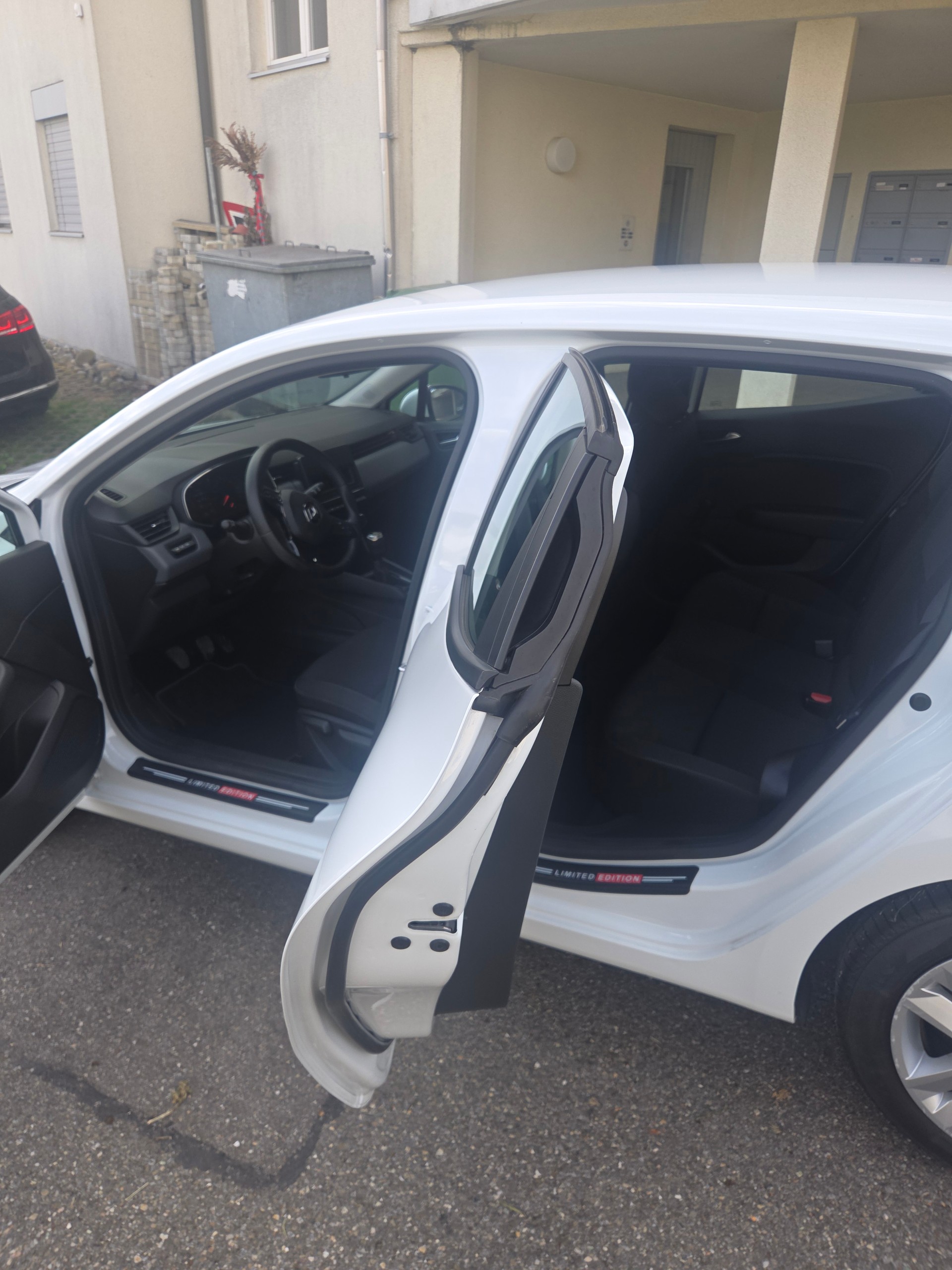 RENAULT 1.0 SCe 75 Zen-image-5