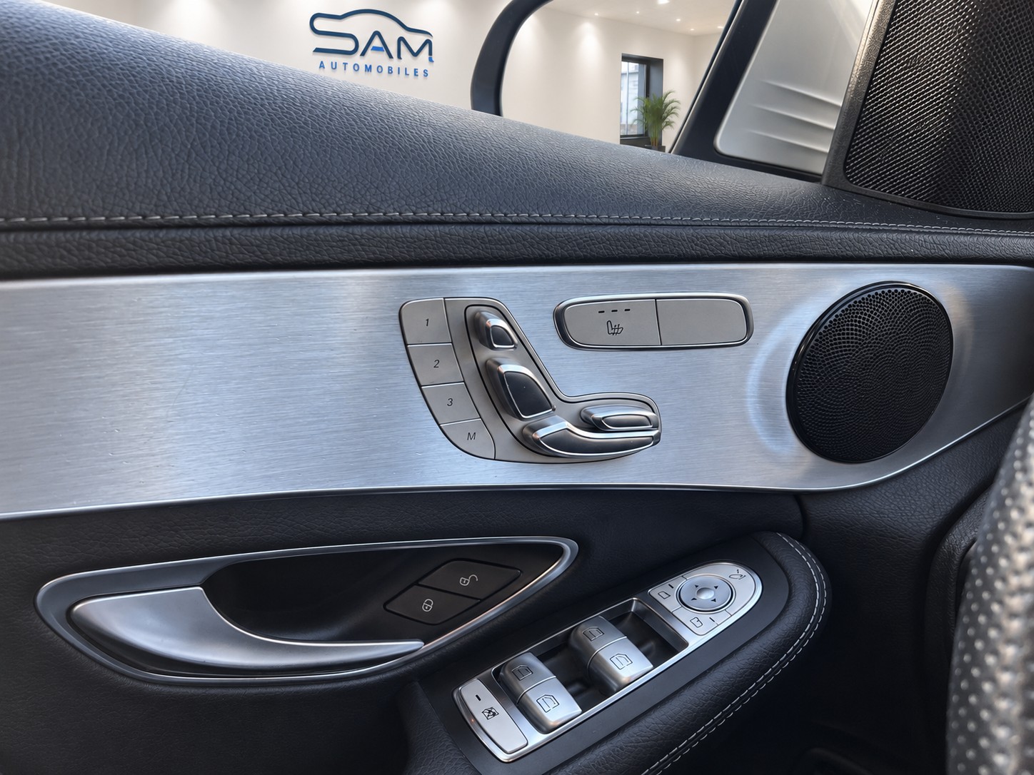 MERCEDES-BENZ C 250 d AMG Line 4Matic 9G-Tronic-image-12