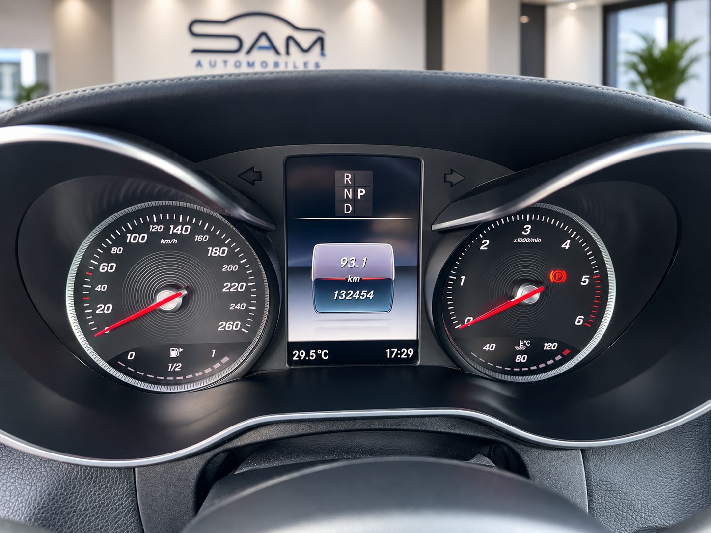 MERCEDES-BENZ C 250 d AMG Line 4Matic 9G-Tronic-image-10