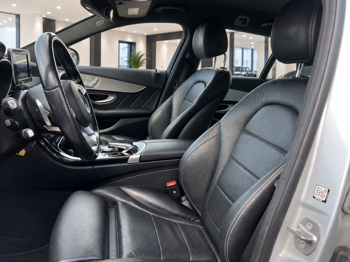 MERCEDES-BENZ C 250 d AMG Line 4Matic 9G-Tronic-image-9