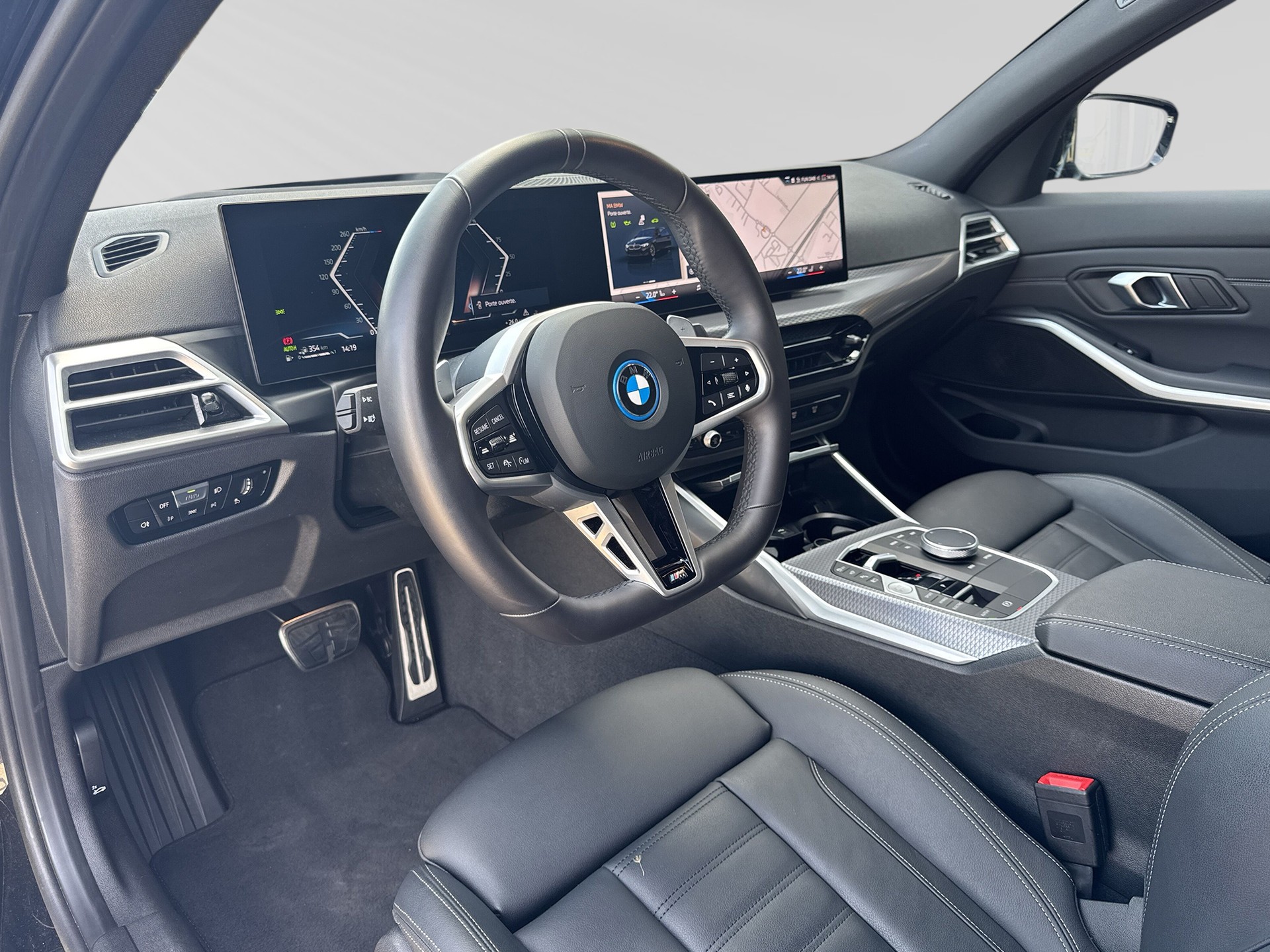 BMW 330e x DriveTouring Steptronic M Sport-image-3