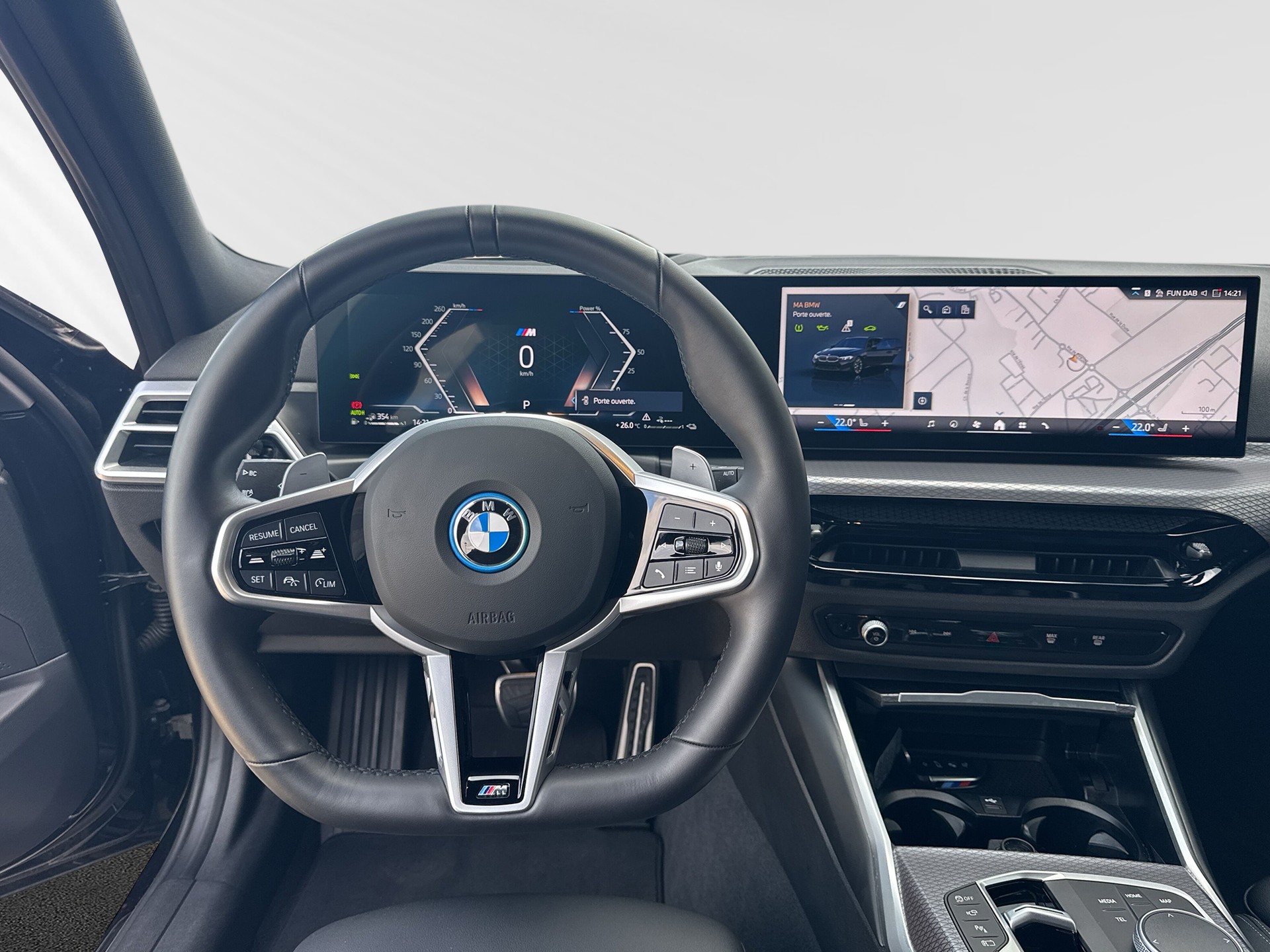 BMW 330e x DriveTouring Steptronic M Sport-image-4