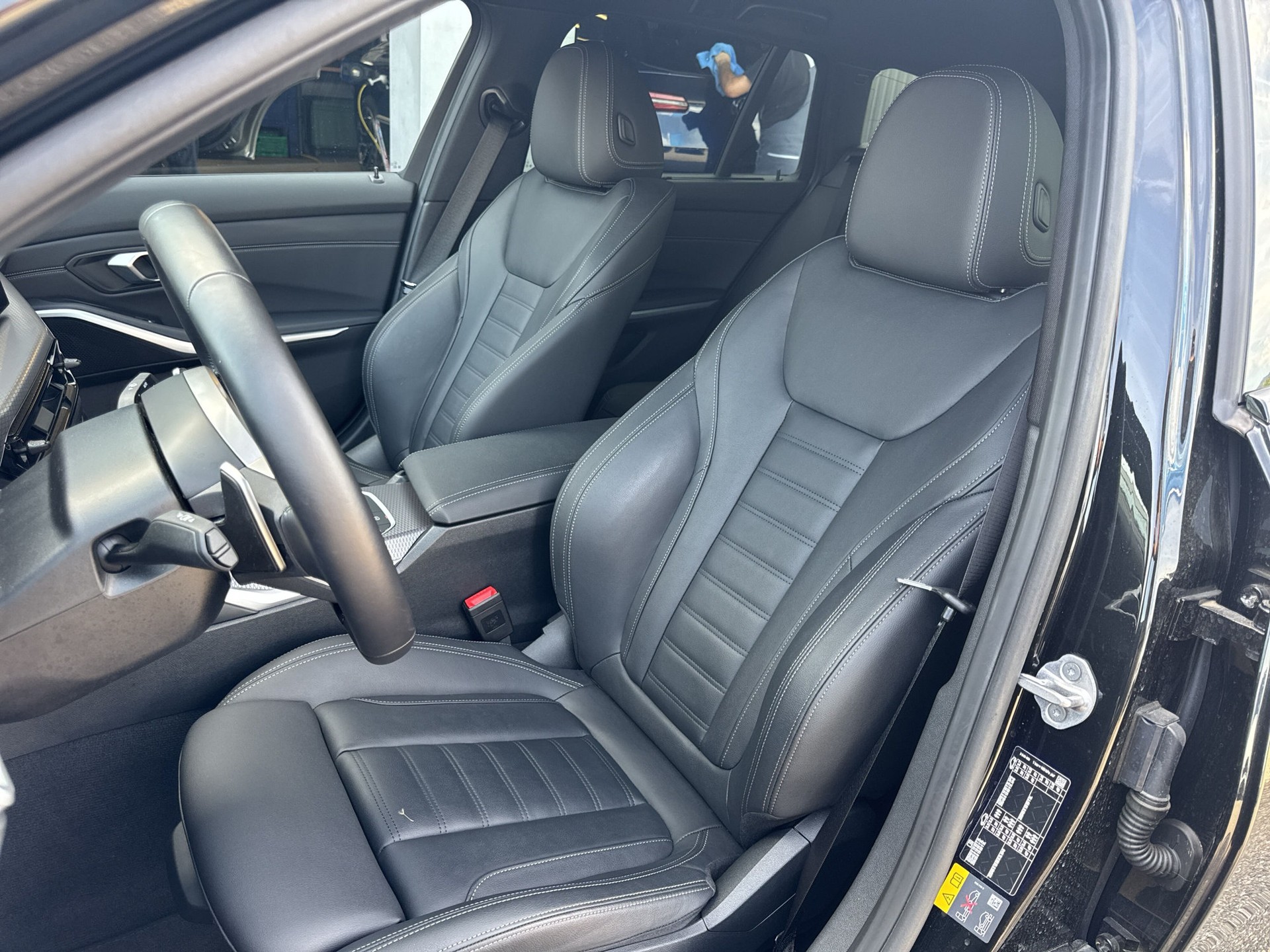 BMW 330e x DriveTouring Steptronic M Sport-image-9