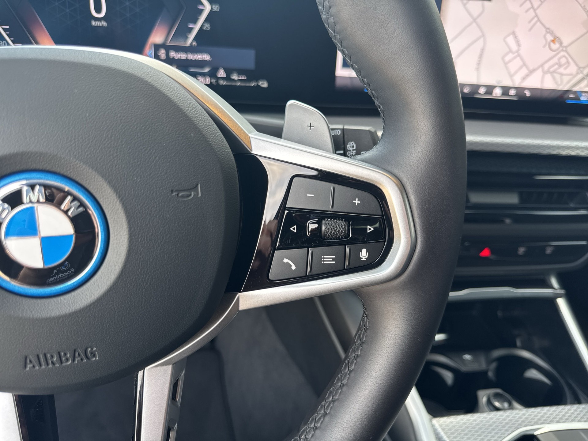 BMW 330e x DriveTouring Steptronic M Sport-image-15