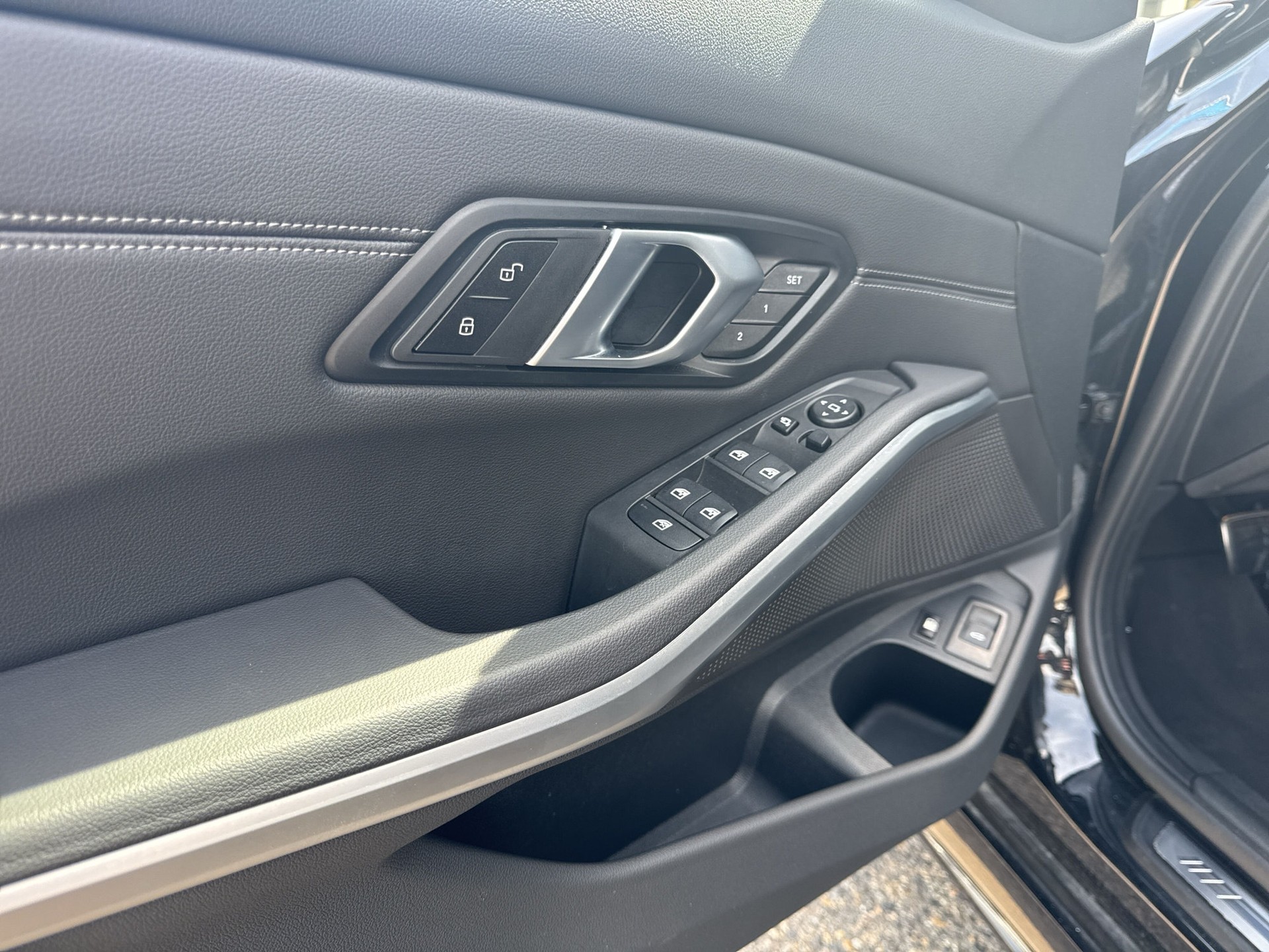 BMW 330e x DriveTouring Steptronic M Sport-image-16