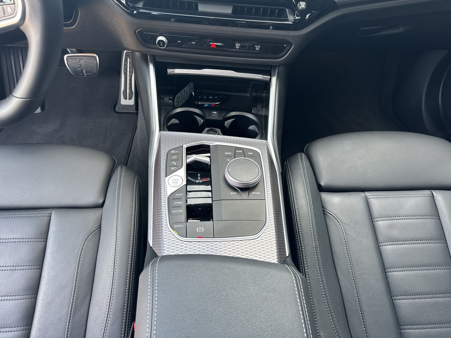 BMW 330e x DriveTouring Steptronic M Sport-image-12