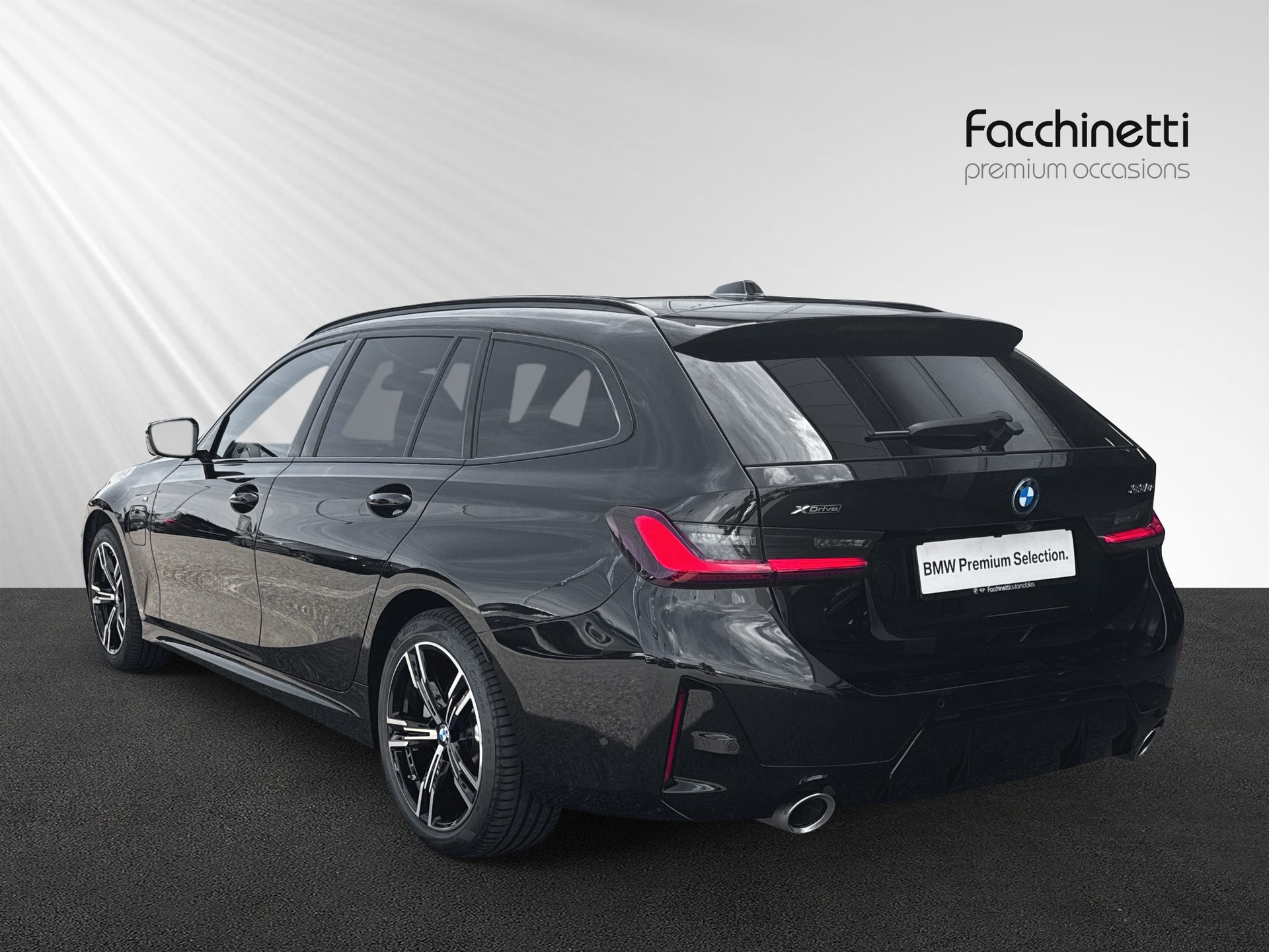 BMW 330e x DriveTouring Steptronic M Sport-image-2