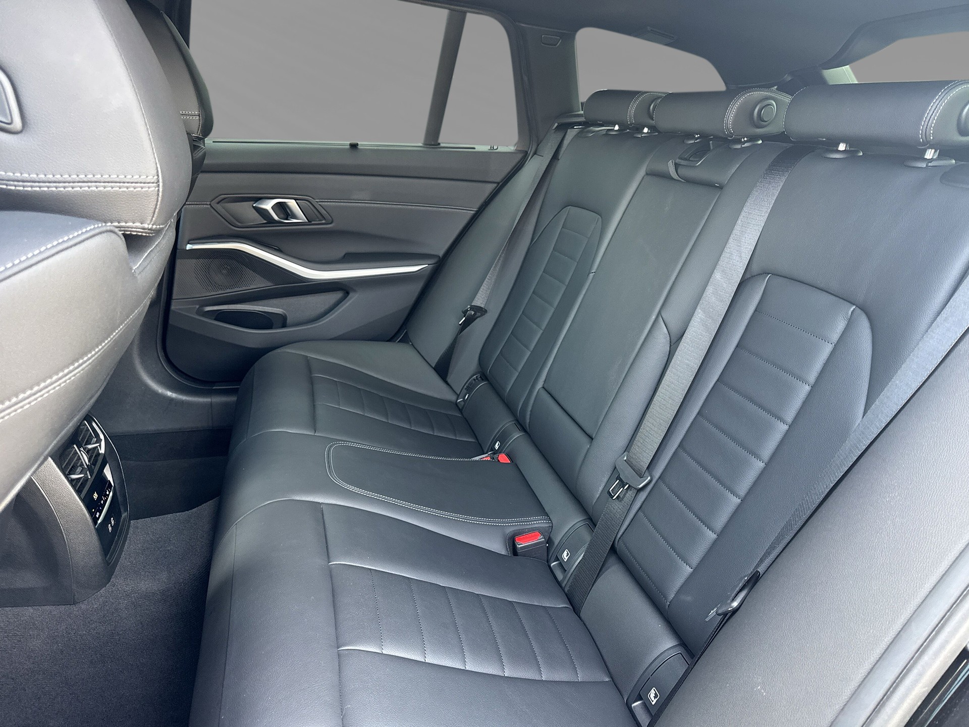 BMW 330e x DriveTouring Steptronic M Sport-image-6