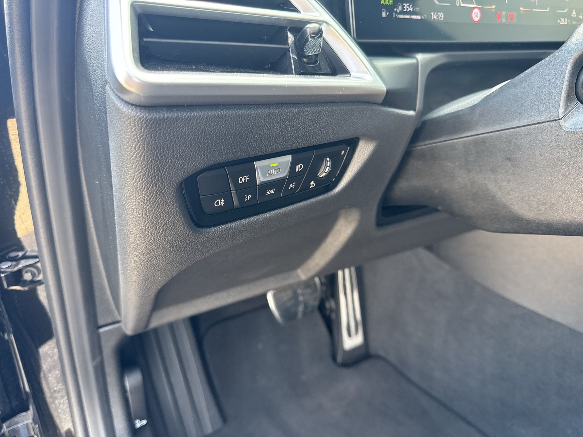 BMW 330e x DriveTouring Steptronic M Sport-image-19