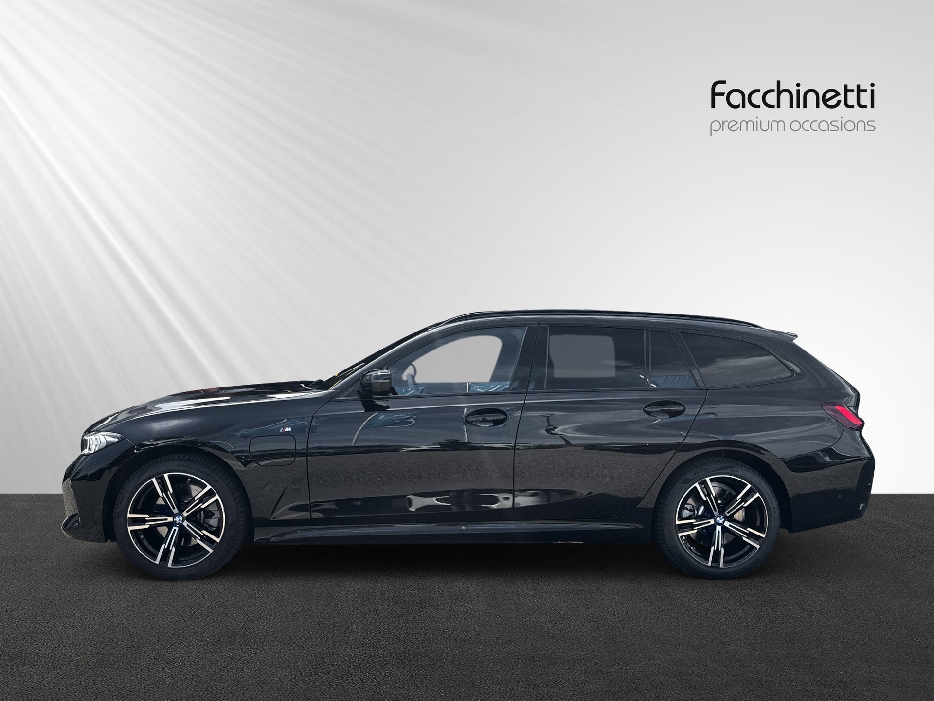 BMW 330e x DriveTouring Steptronic M Sport-image-1