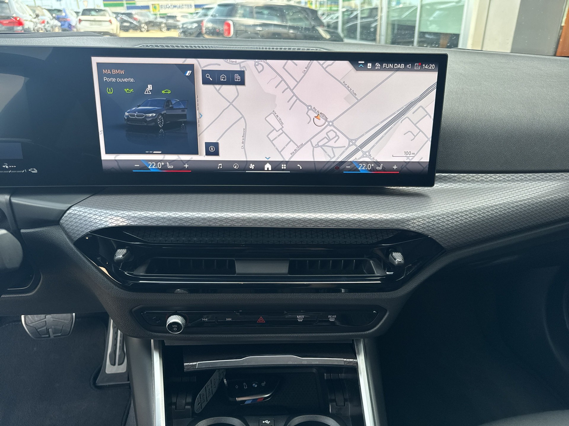 BMW 330e x DriveTouring Steptronic M Sport-image-10