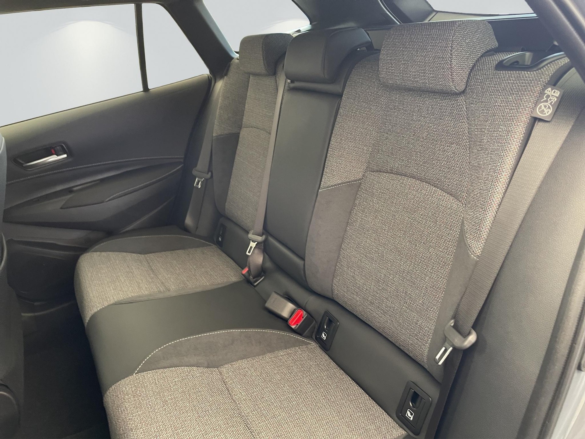 TOYOTA Corolla Touring Sports 2.0 HSD Swiss Edition-image-11